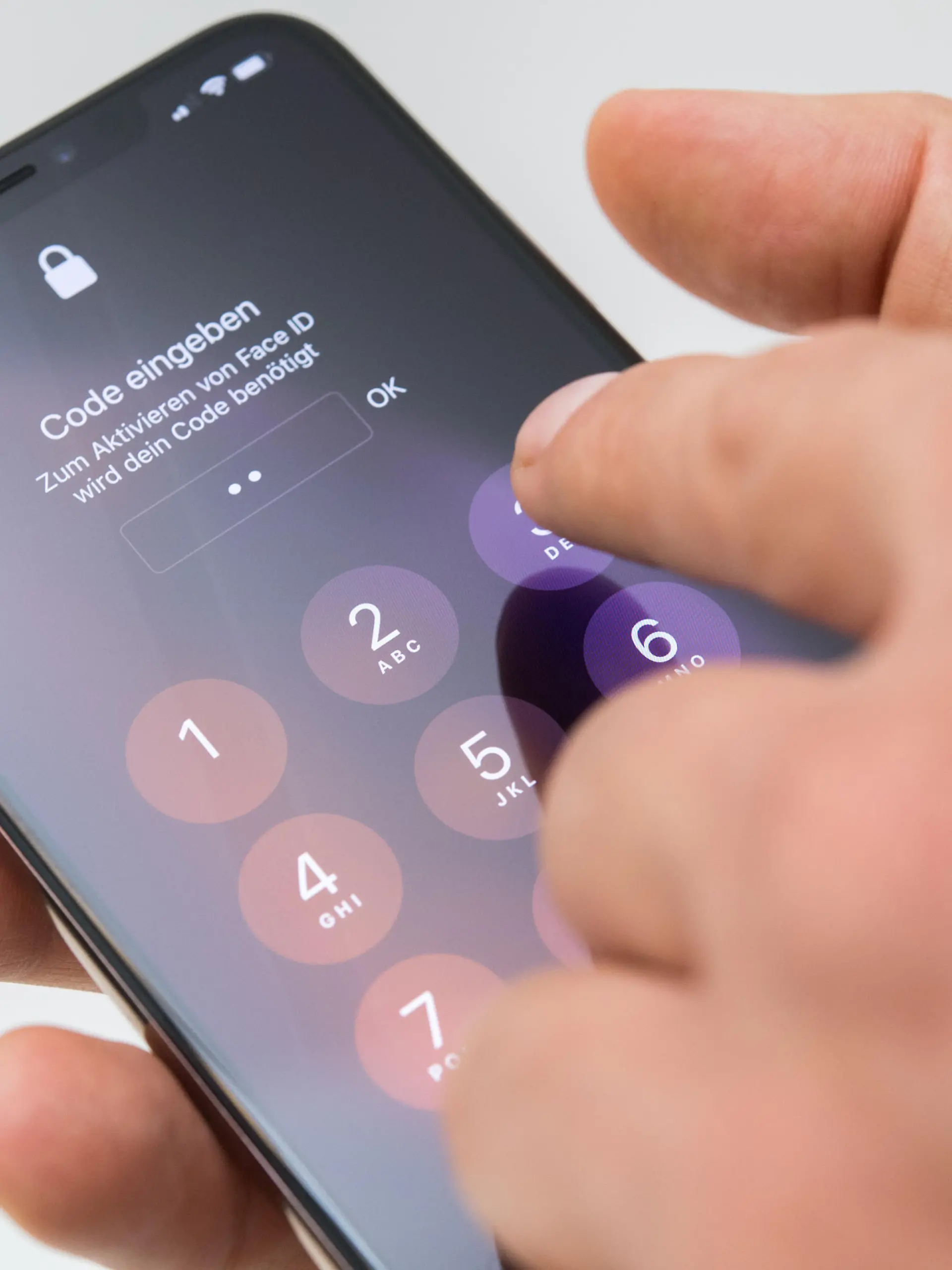 ILLUSTRATION - Ein Mann entsperrt am 17.09.2018 in Berlin das iPhone XS MAX mit einem Code (gestellte Szene). Foto: Andrea Warnecke