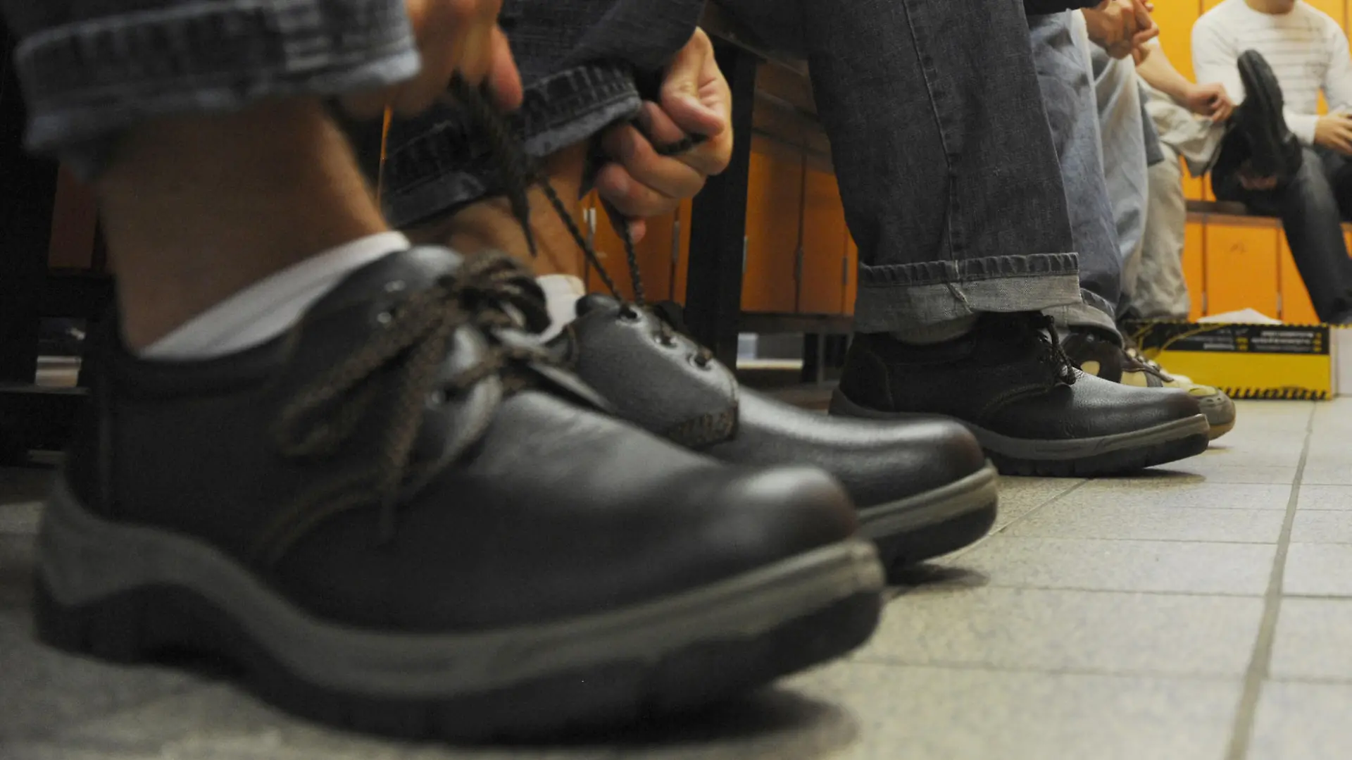 Neue Lehrlinge probieren ihre Arbeitskleidung und ihre Sicherheitsschuhe am Dienstag (01.09.2009) beim Start des Lehrjahres in einer Lehrwerkstatt im Unternehmen Siemens in Berlin. Die jungen Leute gehören zu einem dualen Studiengang - Bachelor Maschinenbau mit Industriemechaniker. Zur Zeit beginnt für über 300 "Neue" der Ernst des Berufslebens. Siemens ist laut Angaben des Unternehemns in der Bundeshauptstadt mit rund 1.000 Azubis der größte industrielle Berufsausbilder. Foto: Rainer Jensen +++(c) dpa - Report+++