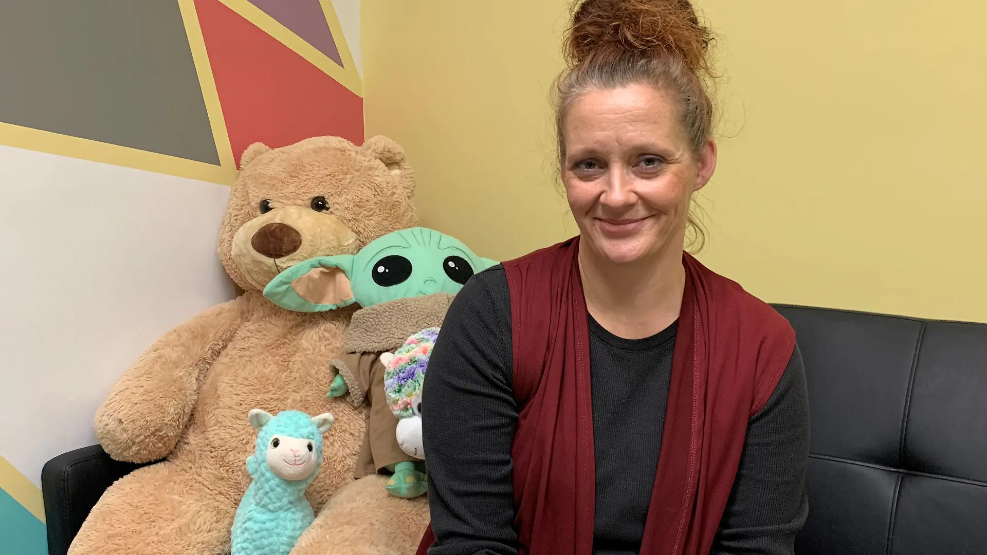 15.12.2021, USA, Charleston: Amy Lusk sitzt in einem Familienzimmer von Recovery Point, in dem Mütter ihre Kinder treffen können, die sie in der Einrichtung nicht bei sich haben dürfen. Recovery Point ist eine gemeinnützige Organisation, die mehrere stationäre Therapieeinrichtungen für Drogenabhängige betreibt. Die Coronavirus-Pandemie hat die Opioid-Krise in den USA verschärft, die Zahl der Drogentoten ist förmlich explodiert. (zu dpa-Reportage "Die stille Epidemie: Amerikas Drogenkrise wütet wie nie zuvor") Foto: Can Merey/dpa +++ dpa-Bildfunk +++