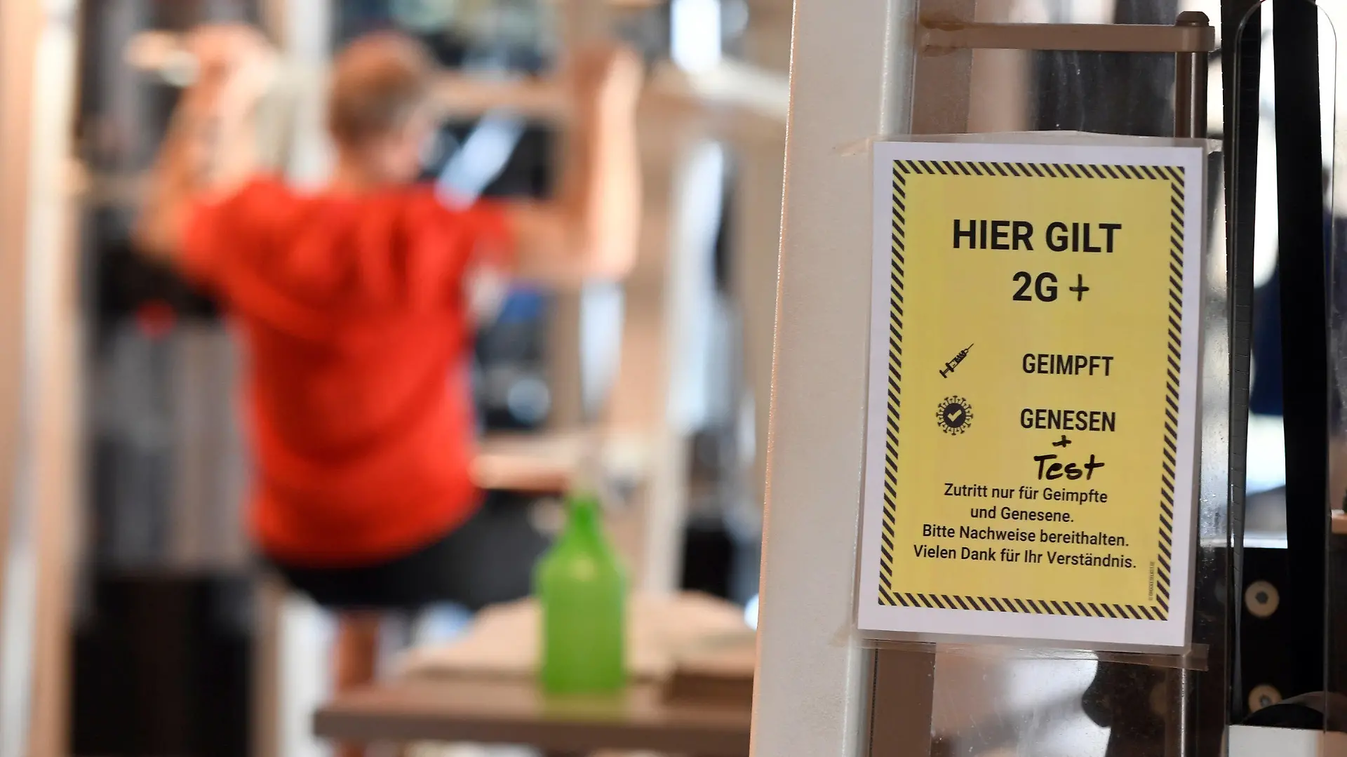 27.12.2021, Nordrhein-Westfalen, Leichlingen: Ein Mann trainiert im Fitnessstudio "Sportpalast", das bereits im Aushang die 2G+-Regelung hat. Auf Grund der Pandemie tritt am 28.12.2021 eine verschärfte Corona-Schutzverordnung in Kraft, die strengere Kontaktmaßnahmen vorschreibt. Die Fitnessstudios dürfen dann ihre Mitglieder nur nach der 2G+-Regelung einlassen. Da beim Sport in Innenräumen keine Masken getragen werden können, müssen
Immunisierte dort nun einen aktuellen, negativen Schnelltestnachweis
mit sich führen, der nicht älter als 24 Stunden ist. Foto: Roberto Pfeil/dpa +++ dpa-Bildfunk +++
