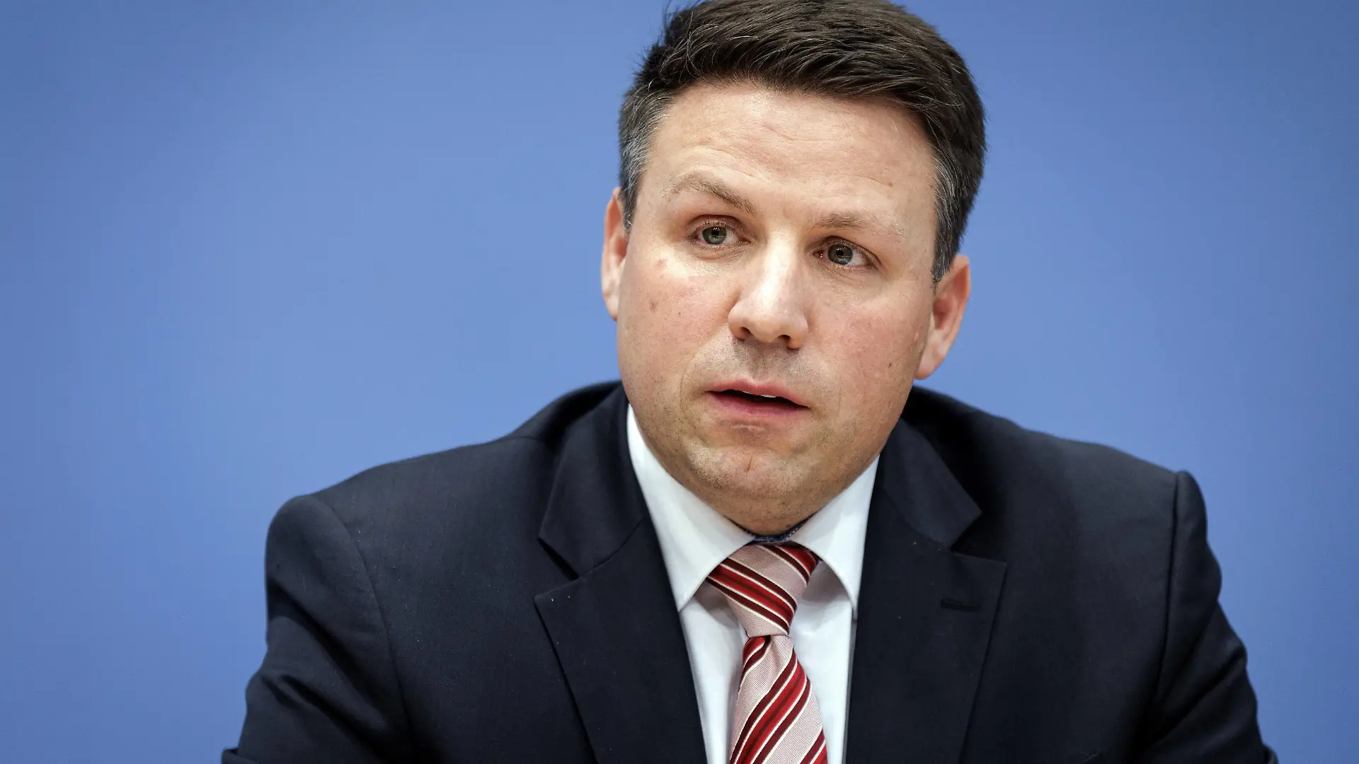 Steve Alter, Pressesprecher des Bundesinnenministeriums, aufgenommen im Rahmen einer Regierungspressekonferenz in Berlin, 13.12.2021. Berlin Deutschland *** Steve Alter, Press Spokesman of the Federal Ministry of the Interior, recorded at a government press conference in Berlin, 13 12 2021 Berlin Germany Copyright: xJaninexSchmitz/photothek.dex