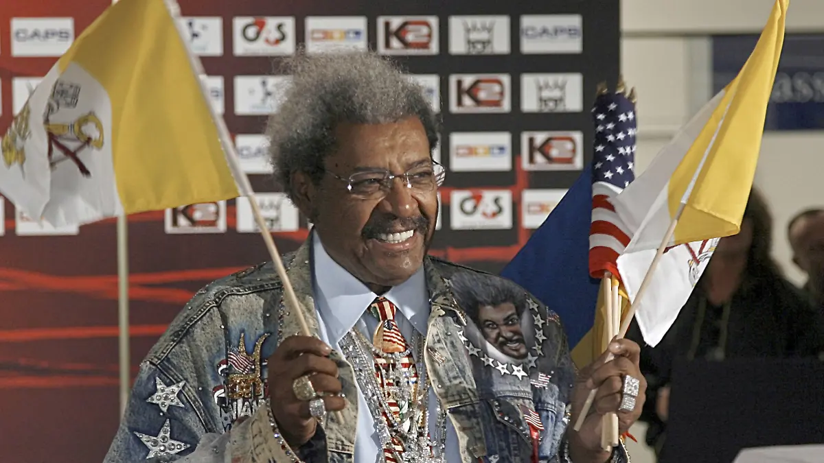 Der Boxmanager Don King aus den USA winkt am Freitag (09.03.2007) mit Fahnen vor dem Wiegen der beiden Boxer Klitschko und Austin in einem Autohaus in Mannheim. Wladimir Klitschko aus der Ukraine muss am 10. März 2007 in der SAP Arena in Mannheim gegen Ray Austin seine Weltmeisterschaftstitel nach Version der IBF und IBO verteidigen. Foto: Ronald Wittek dpa/lsw +++(c) dpa - Report+++
