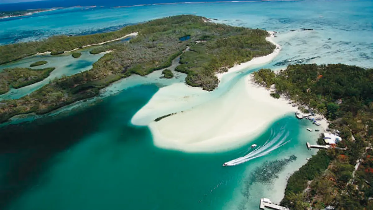 Mauritius liegt 800 km östlich von Madagaskar im Indischen Ozean. Zum Staatsgebiet gehört die Insel Rodrigues und die kleine Inselgruppe der Agalegals.