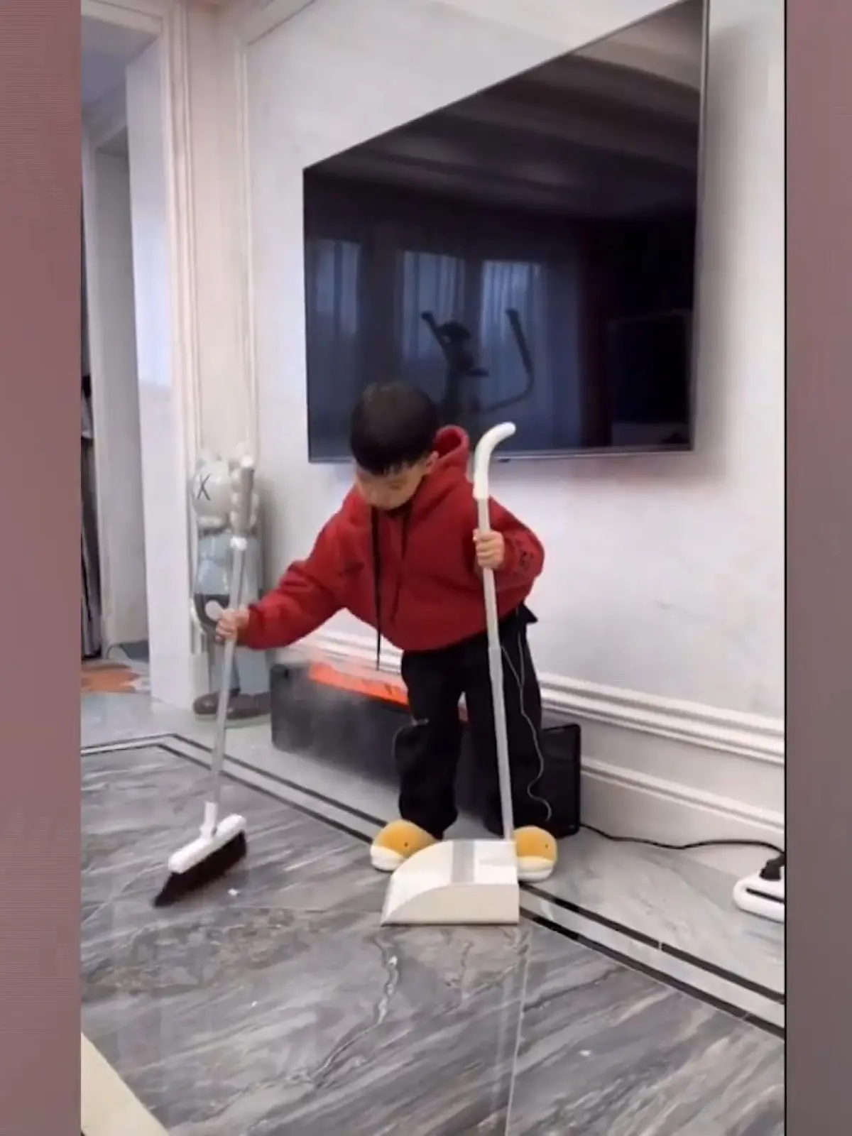 Alle Eltern, bitte ganz stark sein: Der Junge im Video ist gerade einmal 6 Jahre alt und schmeißt den ganzen Haushalt.
