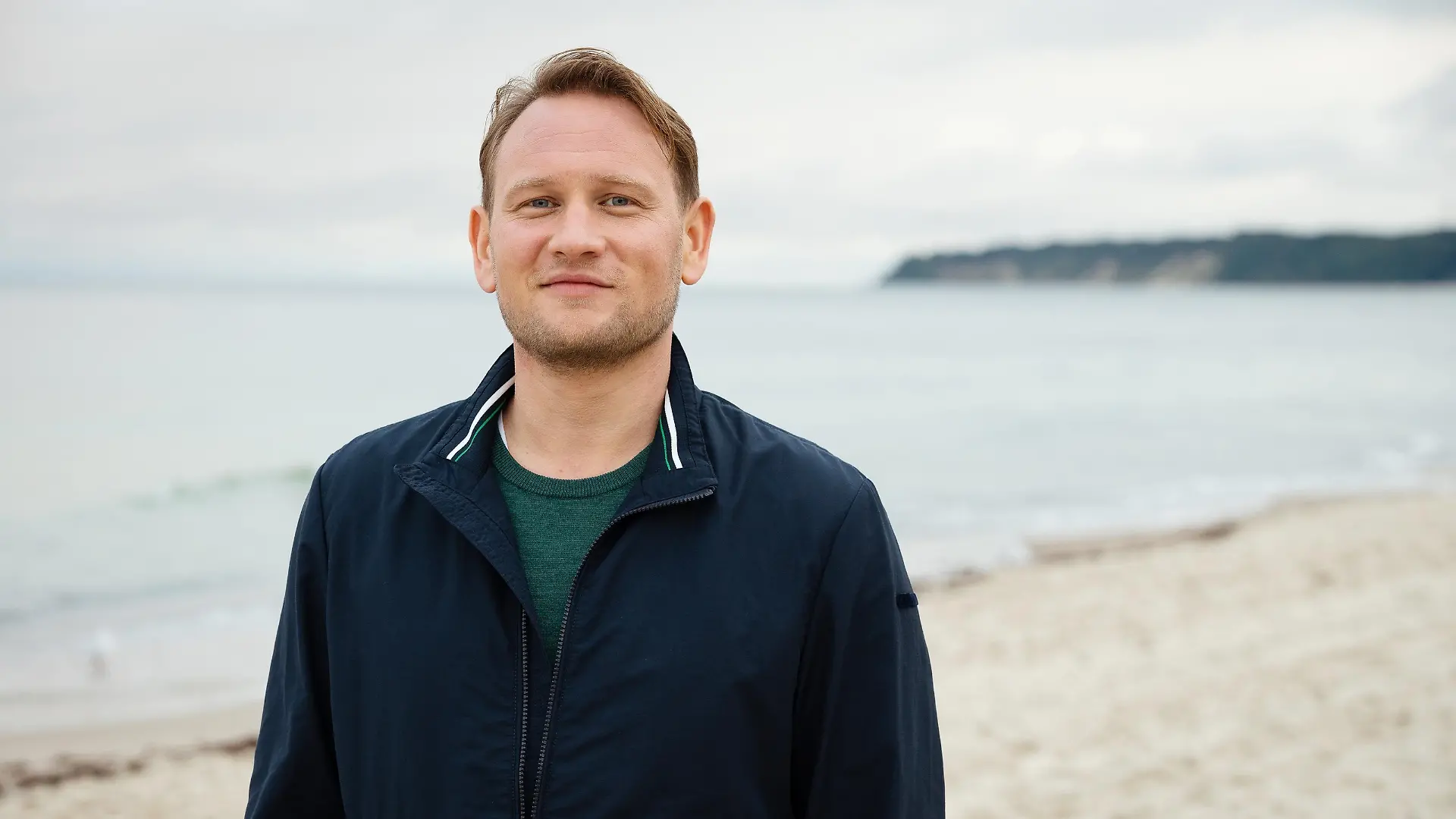 Adrian Spielbauer spielt "Piet Ruland"
Die Verwendung des sendungsbezogenen Materials ist nur mit dem Hinweis und Verlinkung auf RTL+ gestattet.