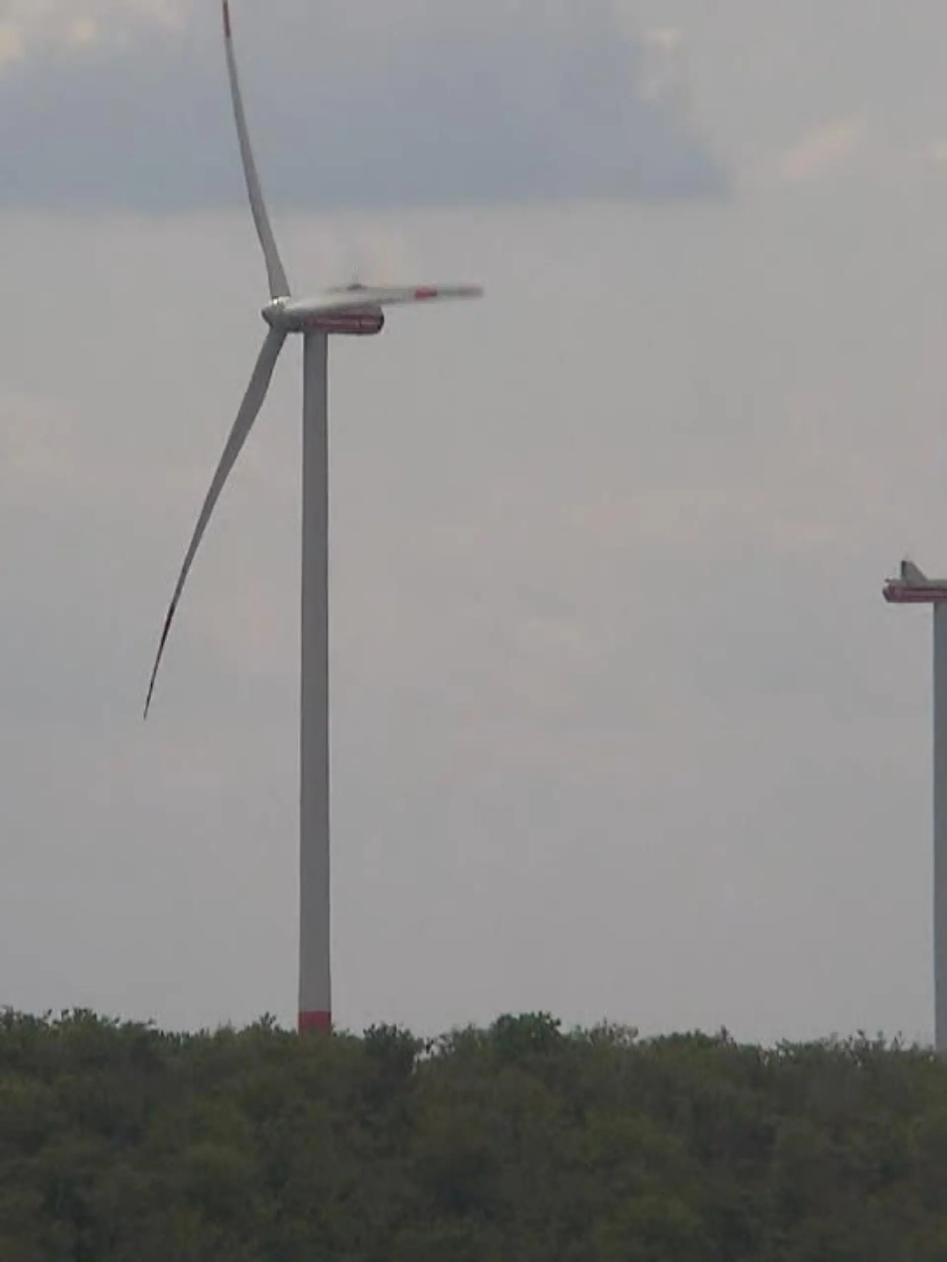 Mit dem Ausbau von Windrädern soll die Energiewende vorangetrieben werden. Allerdings hinkt das Land NRW damit hinterher. Auch deshalb eröffnen Bundeswirtschaftsminister Robert Habeck und NRW-Wirtschaftsministerin Mona Neubaur heute einen Windpark in Bad Berleburg. Es gibt auch kritische Stimmen: Anwohner bemängeln, dass es bei dem neuen Windpark keine Bürgerbeteiligung gibt. Sie finden es ungerecht, dass sie die Windanlage ungefragt vorgesetzt bekommen.