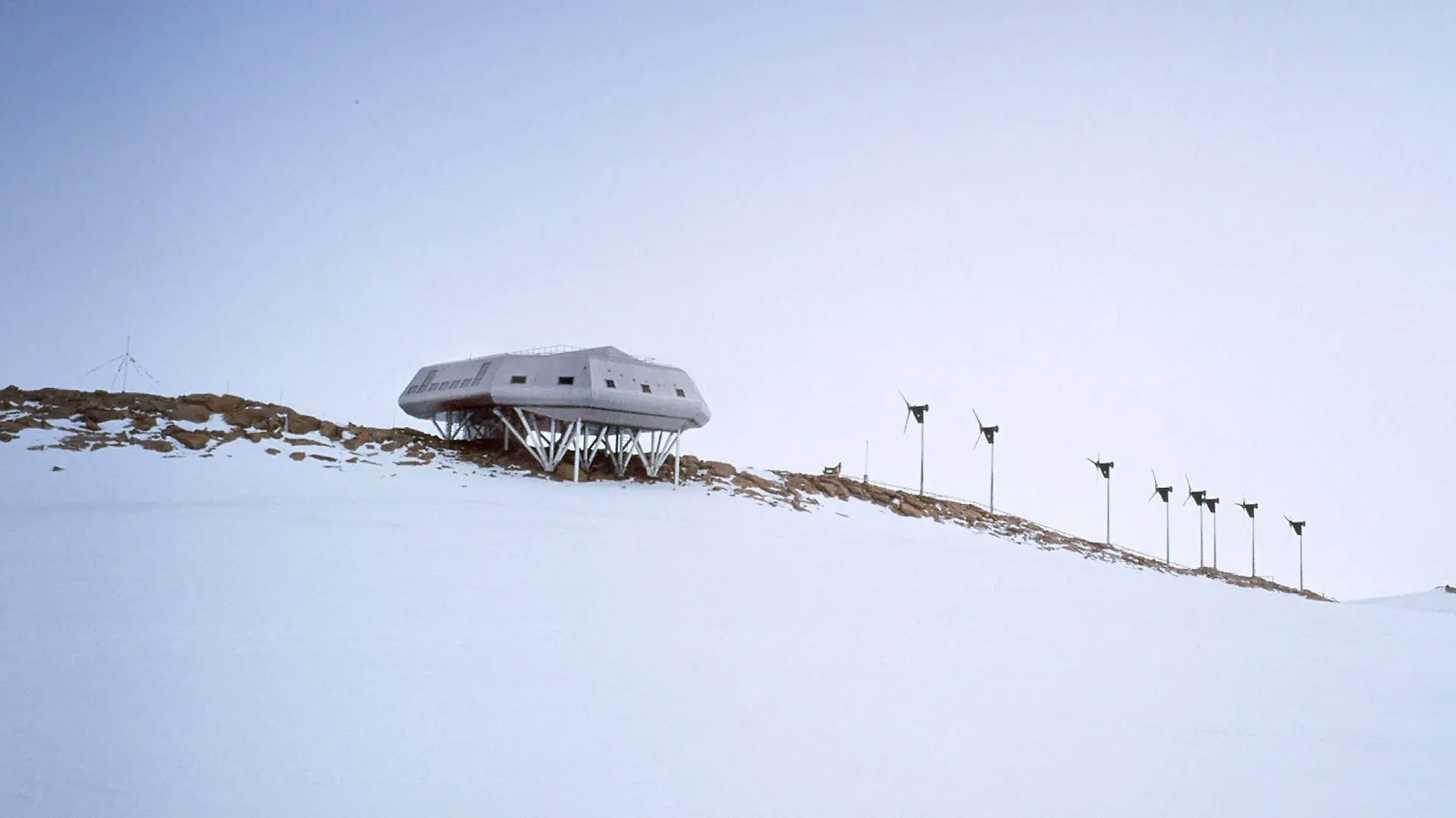 COPYRIGHT INTERNATIONAL POLAR FOUNDATION/PHOTO R. ROBERTUTSTEININ, ANTARCTICA, SOUTH POLE: Undated hand out picture shows the Belgian Princess Elisabeth polar station in Antarctica which was inaugurated Sunday 15 February 2009.BELGA PHOTO HAND OUT +++(c) dpa - Report+++