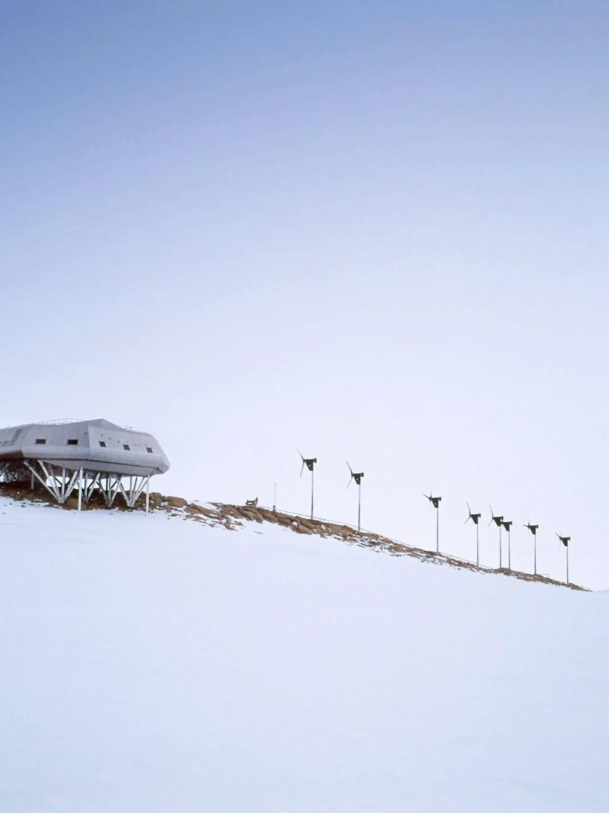 COPYRIGHT INTERNATIONAL POLAR FOUNDATION/PHOTO R. ROBERTUTSTEININ, ANTARCTICA, SOUTH POLE: Undated hand out picture shows the Belgian Princess Elisabeth polar station in Antarctica which was inaugurated Sunday 15 February 2009.BELGA PHOTO HAND OUT +++(c) dpa - Report+++