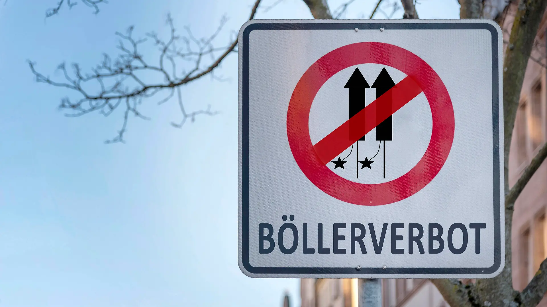 Um Menschenansammlungen während der Corona-Pandemie zu vermeiden und unnötigen Verletzungen vorzubeugen, ist der Verkauf von Silvester-Feuerwerk in diesem Jahr deutschlandweit verboten. An belebten Plätzen und Straßen gilt ein Böllerverbot. Fotomontage, Symbolbild, Themenbild *** To avoid crowds during the Corona pandemic and prevent unnecessary injuries, the sale of New Years Eve fireworks is banned throughout Germany this year In crowded places and streets is a ban on firecrackers photo montage, symbol image, theme image Foto:xD.xAnoraganingrumx/xFuturexImage