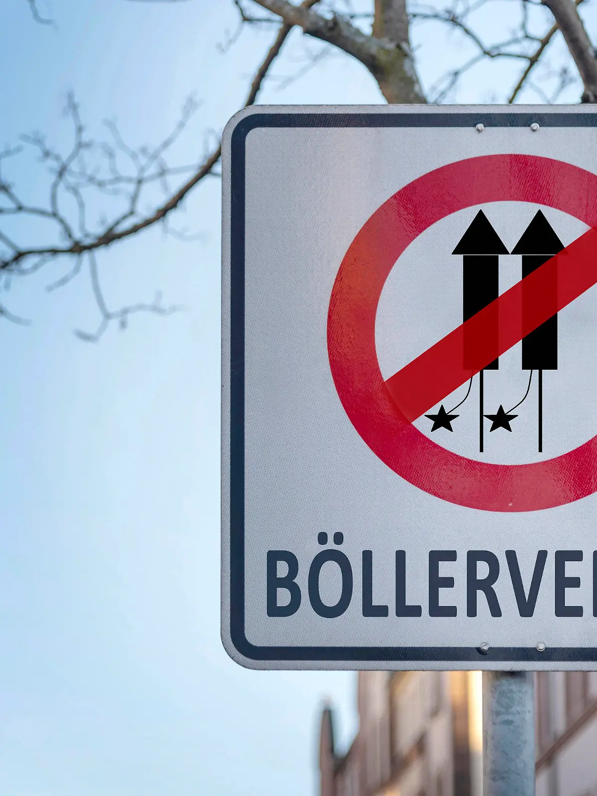  Um Menschenansammlungen während der Corona-Pandemie zu vermeiden und unnötigen Verletzungen vorzubeugen, ist der Verkauf von Silvester-Feuerwerk in diesem Jahr deutschlandweit verboten. An belebten Plätzen und Straßen gilt ein Böllerverbot. Fotomontage, Symbolbild, Themenbild *** To avoid crowds during the Corona pandemic and prevent unnecessary injuries, the sale of New Years Eve fireworks is banned throughout Germany this year In crowded places and streets is a ban on firecrackers photo montage, symbol image, theme image Foto:xD.xAnoraganingrumx/xFuturexImage