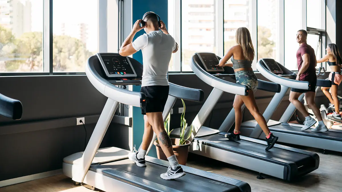 Male and female athlete exercising on treadmill at health club model released Symbolfoto property released MPPF01758 