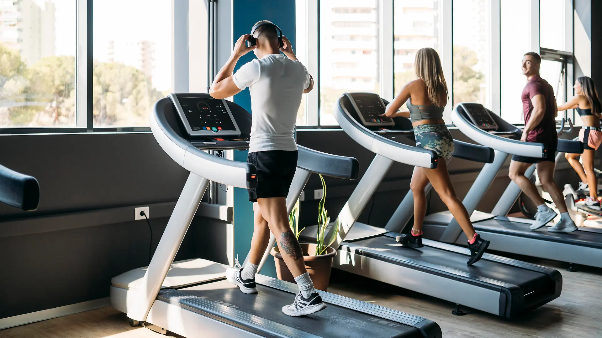 Male and female athlete exercising on treadmill at health club model released Symbolfoto property released MPPF01758