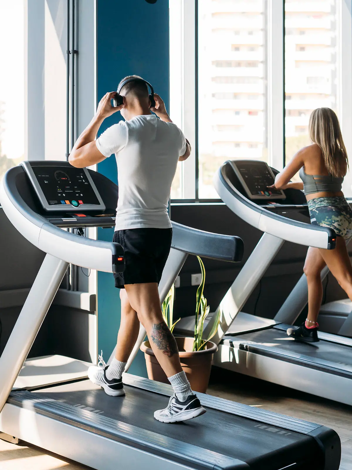 Male and female athlete exercising on treadmill at health club model released Symbolfoto property released MPPF01758 