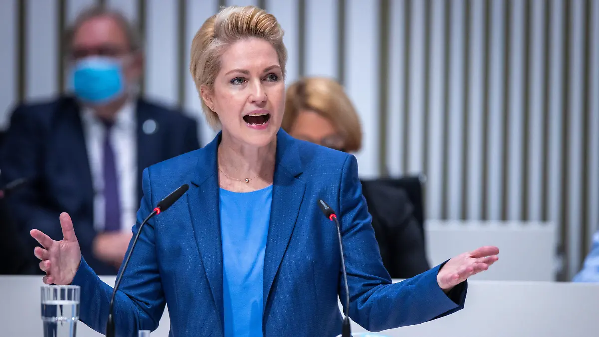 15.12.2021, Mecklenburg-Vorpommern, Schwerin: Manuela Schwesig (SPD), die Ministerpräsidentin von Mecklenburg-Vorpommern, gibt im Landtag von Mecklenburg-Vorpommern ihre erste Regierungserklärung nach der Wiederwahl ab. Schwesig war Mitte November vom Landtag für eine zweite Amtszeit gewählt worden. Sie steht an der Spitze einer rot-roten Koalition aus SPD und Linke. Foto: Jens Büttner/dpa-Zentralbild/dpa +++ dpa-Bildfunk +++