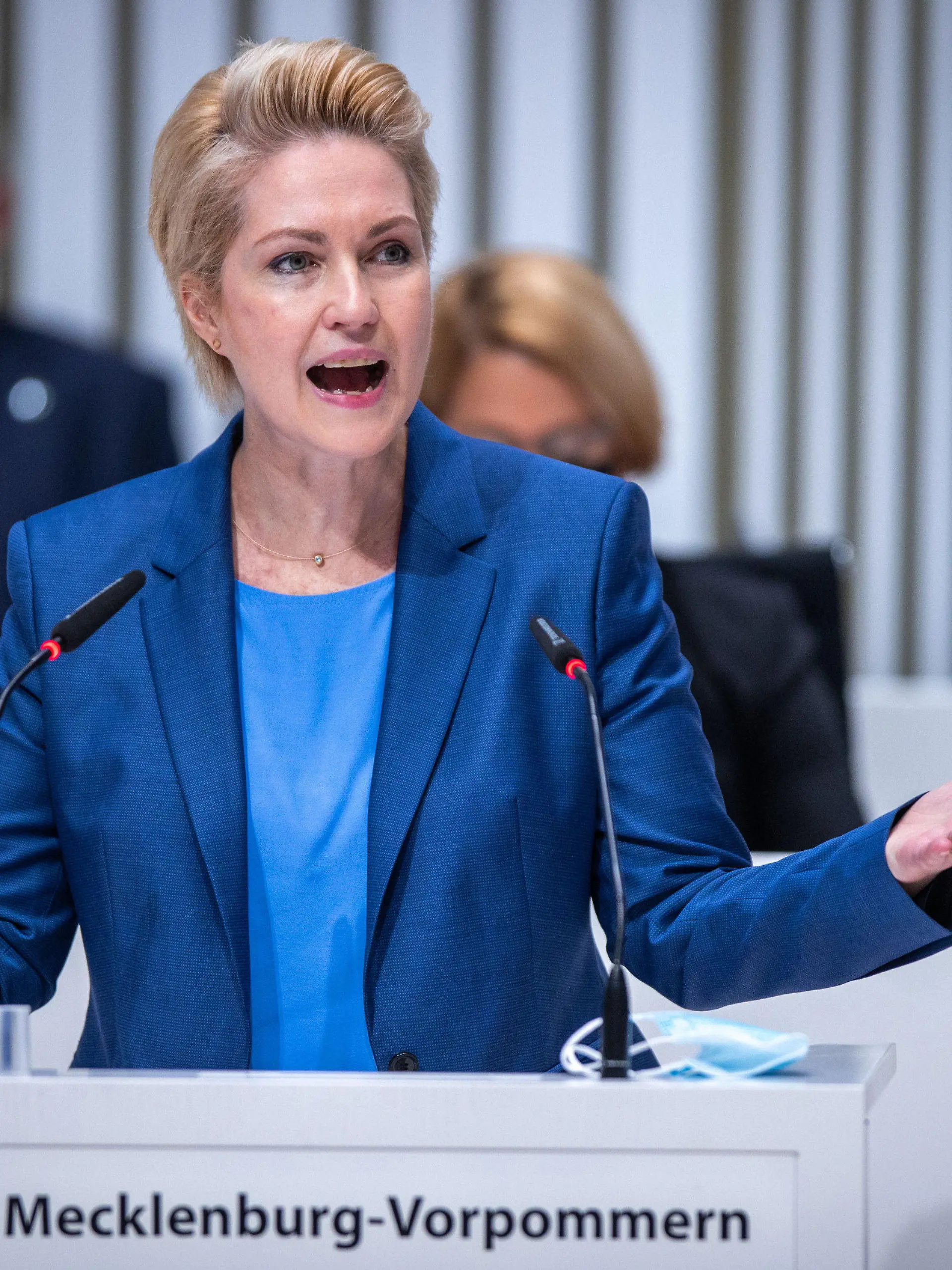 15.12.2021, Mecklenburg-Vorpommern, Schwerin: Manuela Schwesig (SPD), die Ministerpräsidentin von Mecklenburg-Vorpommern, gibt im Landtag von Mecklenburg-Vorpommern ihre erste Regierungserklärung nach der Wiederwahl ab. Schwesig war Mitte November vom Landtag für eine zweite Amtszeit gewählt worden. Sie steht an der Spitze einer rot-roten Koalition aus SPD und Linke. Foto: Jens Büttner/dpa-Zentralbild/dpa +++ dpa-Bildfunk +++
