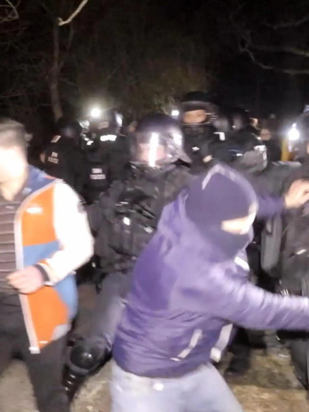 Bild zu: "Auseinandersetzungen bei Corona-Demos"