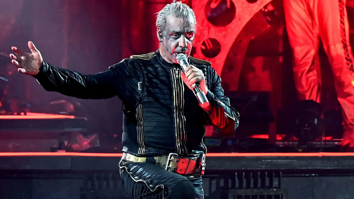 ARCHIV - 18.06.2022, Nordrhein-Westfalen, Düsseldorf: Till Lindemann, Frontsänger von Rammstein, steht während eines Deutschland-Konzerts auf der Bühne. (zu dpa «Kiepenheuer & Witsch beendet Zusammenarbeit mit Till Lindemann») Foto: Malte Krudewig/dpa +++ dpa-Bildfunk +++