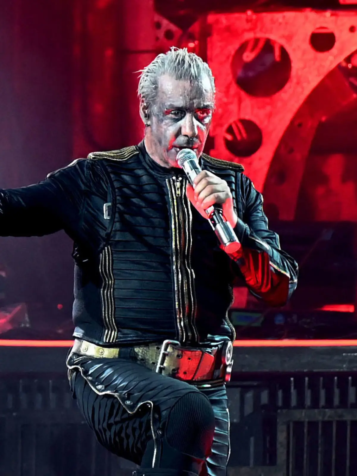 ARCHIV - 18.06.2022, Nordrhein-Westfalen, Düsseldorf: Till Lindemann, Frontsänger von Rammstein, steht während eines Deutschland-Konzerts auf der Bühne. (zu dpa «Kiepenheuer & Witsch beendet Zusammenarbeit mit Till Lindemann») Foto: Malte Krudewig/dpa +++ dpa-Bildfunk +++
