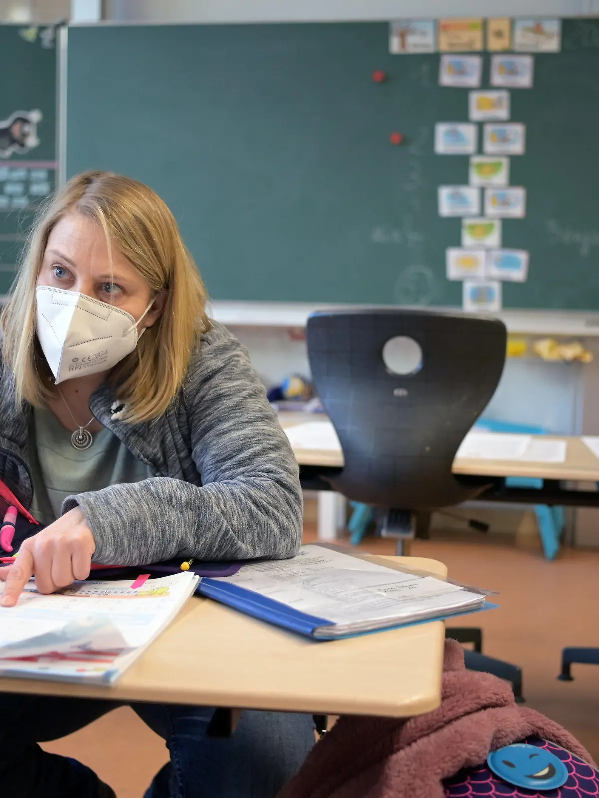 21.01.2021, Brandenburg, Oranienburg: Die Lehrerin Kerstin Alter und eine Schülerin unterhalten sich in der Comenius-Schule während einer Schulstunde der ersten Klassen. Die integrative Grundschule mit Sprachfördergruppen war vor fünf Jahren nach Oranienburg-Süd in einen Neubau umgezogen. (zu «Wir werden jeden Tag besser» - Oranienburger Schule meistert Krise») Foto: Soeren Stache/dpa-Zentralbild/dpa - ACHTUNG: Nur zur redaktionellen Verwendung im Zusammenhang mit einer Berichterstattung über die Comenius-Schule +++ dpa-Bildfunk +++