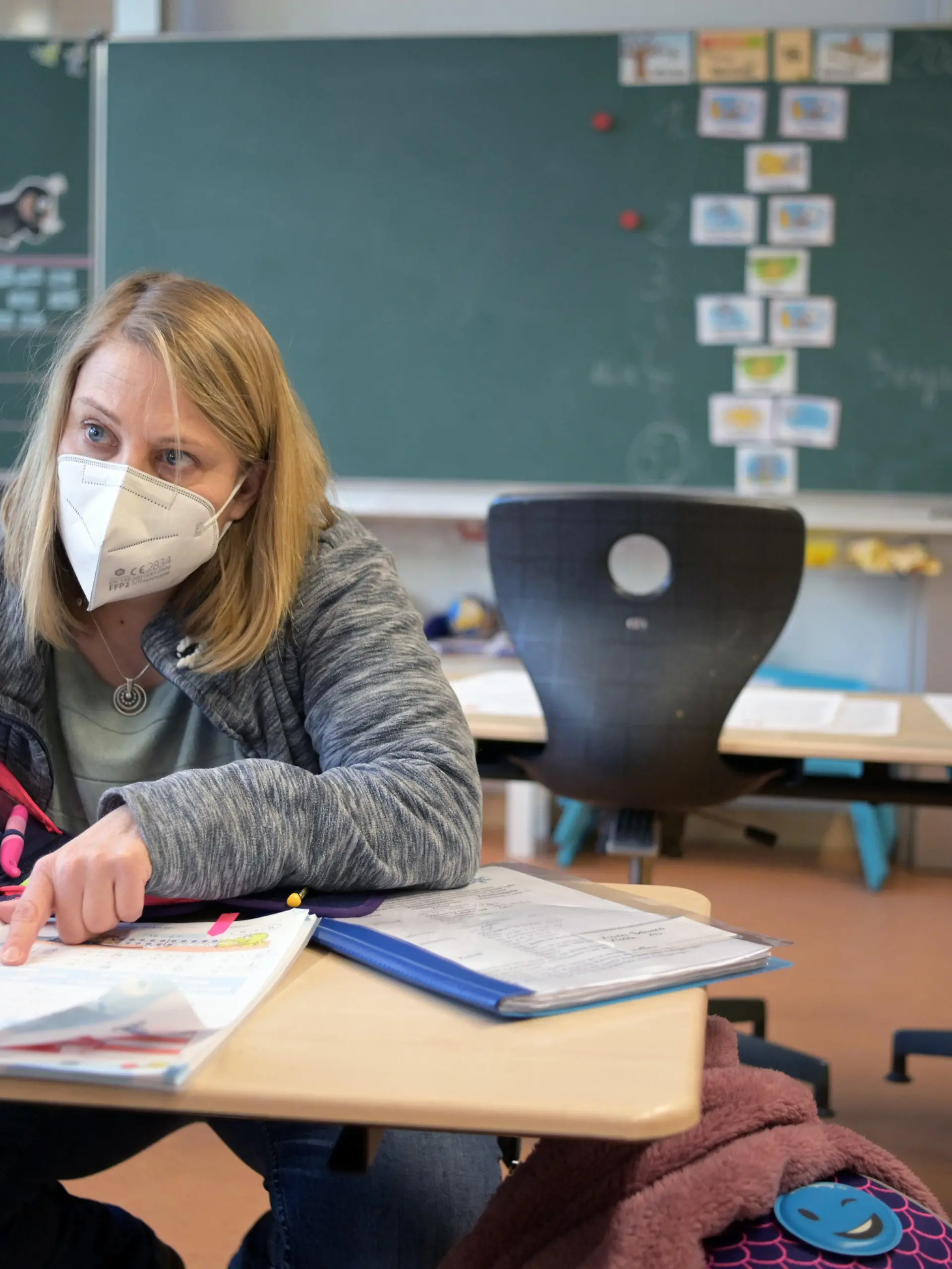 21.01.2021, Brandenburg, Oranienburg: Die Lehrerin Kerstin Alter und eine Schülerin unterhalten sich in der Comenius-Schule während einer Schulstunde der ersten Klassen. Die integrative Grundschule mit Sprachfördergruppen war vor fünf Jahren nach Oranienburg-Süd in einen Neubau umgezogen. (zu «Wir werden jeden Tag besser» - Oranienburger Schule meistert Krise») Foto: Soeren Stache/dpa-Zentralbild/dpa - ACHTUNG: Nur zur redaktionellen Verwendung im Zusammenhang mit einer Berichterstattung über die Comenius-Schule +++ dpa-Bildfunk +++