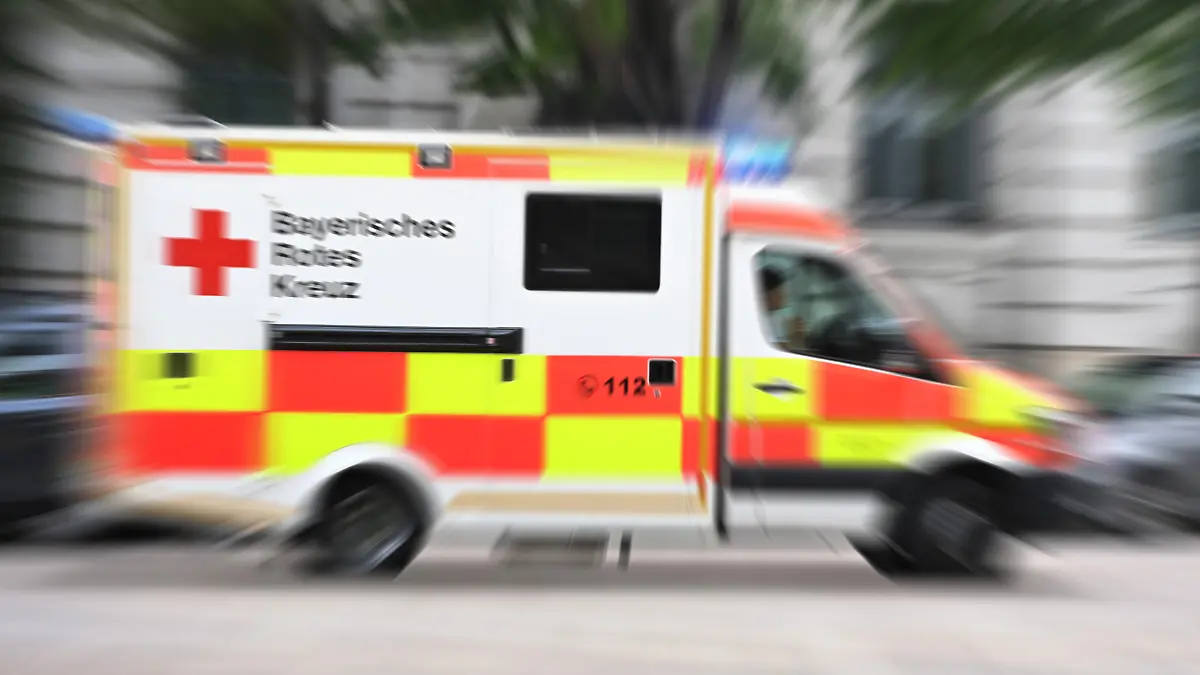 Themenbild,Feature: Rettungswagen im Einsatz, Blaulicht,Bayerisches Rotes Kreuz, Einsatzwagen,Rettungseinsatz, Notruf,Notfall,Einsatz.