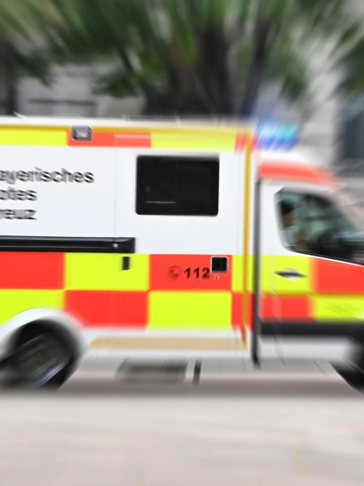 Themenbild,Feature: Rettungswagen im Einsatz, Blaulicht,Bayerisches Rotes Kreuz, Einsatzwagen,Rettungseinsatz, Notruf,Notfall,Einsatz.