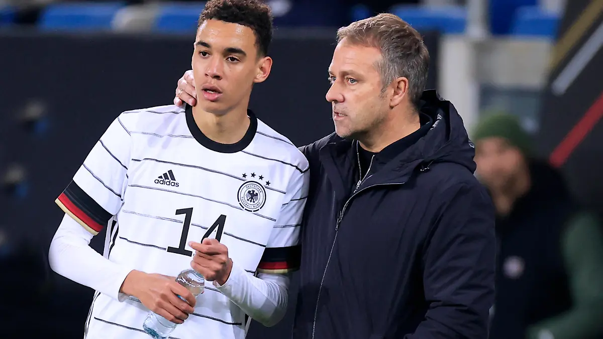 MUSIALA Jamal Team Deutschland mit Bundestrainer FLICK Hans Dieter DFB Fussball Laenderspiel Deutschland - Israel 2 : 0 am 26.03.2022 in Sinnsheim DFL REGULATIONS PROHIBIT ANY USE OF PHOTOGRAPHS as IMAGE SEQUENCES and/or QUASI-VIDEO *** MUSIALA Jamal Team Germany with national coach FLICK Hans Dieter DFB Fussball Laenderspiel Germany Israel 2 0 on 26 03 2022 in Sinnsheim DFL REGULATIONS PROHIBIT ANY USE OF PHOTOGRAPHS as IMAGE SEQUENCES and or QUASI VIDEO Copyright: xLacixPerenyix