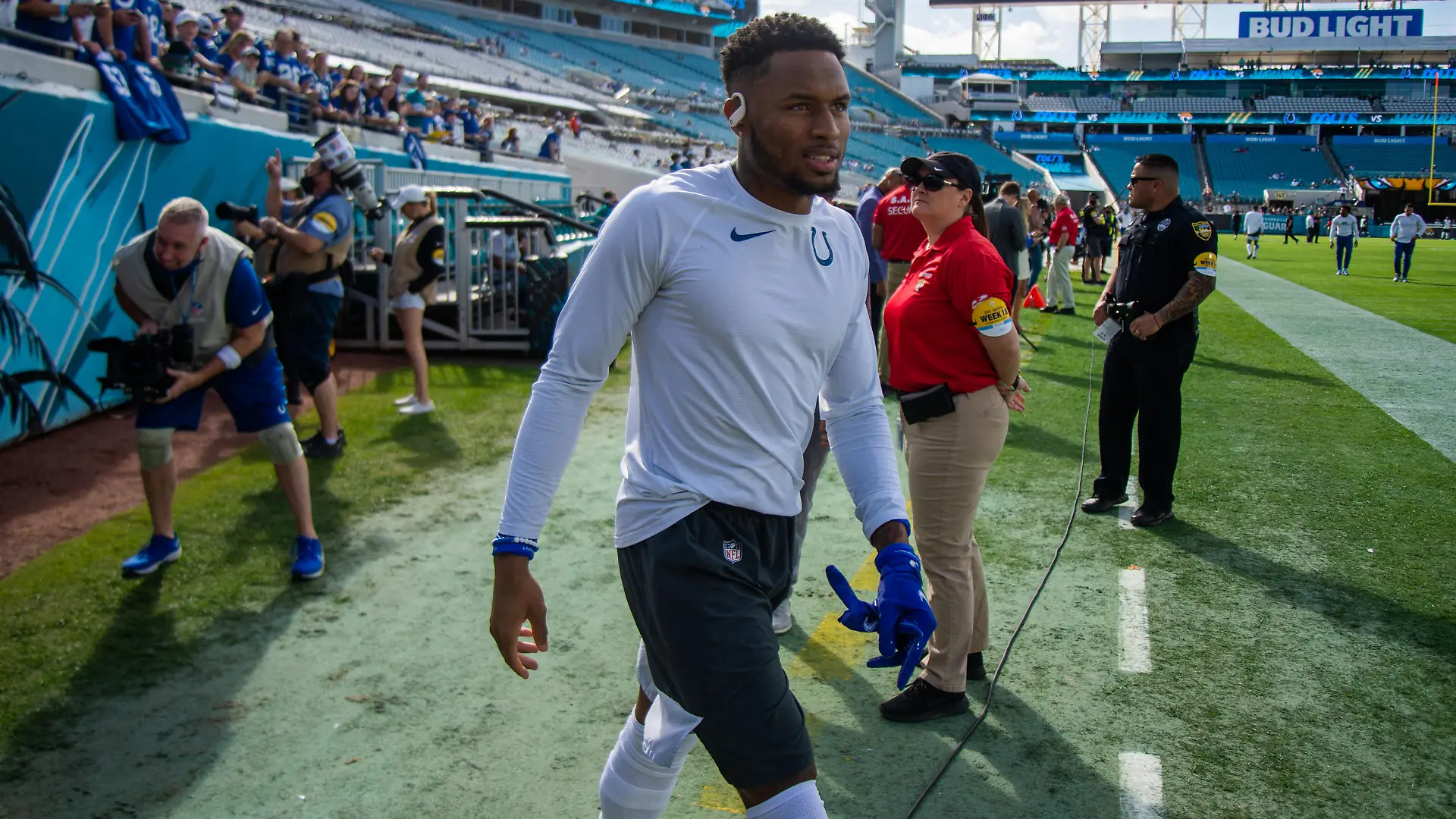 January 9, 2022, Syracuse, New York, USA: Indianapolis Colts cornerback ISAIAH RODGERS (34) walks across the filed while greeting fans before the game at TIAA Bank Field in Jacksonville, Florida. The Jacksonville Jaguars defeated the Indianapolis Colts 26-11. (Credit Image: © Michael Johnson/ZUMA Press Wire