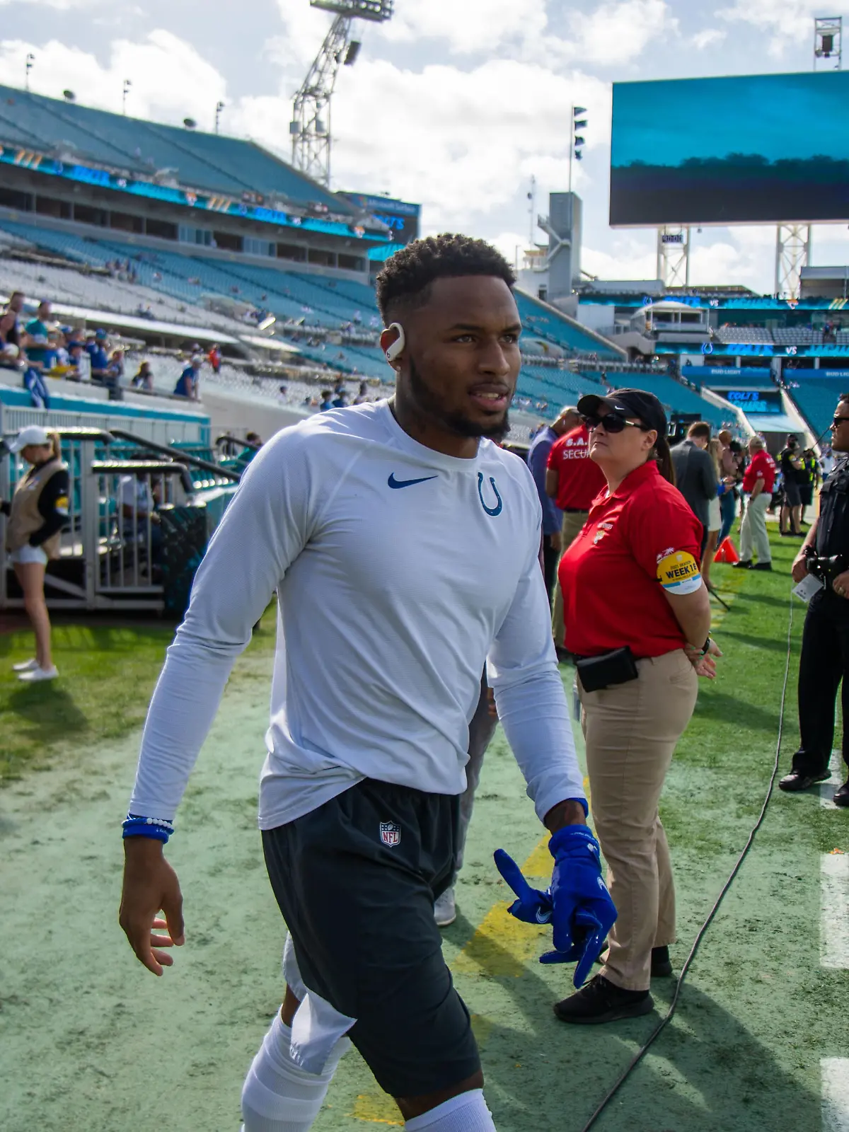 January 9, 2022, Syracuse, New York, USA: Indianapolis Colts cornerback ISAIAH RODGERS (34) walks across the filed while greeting fans before the game at TIAA Bank Field in Jacksonville, Florida. The Jacksonville Jaguars defeated the Indianapolis Colts 26-11. (Credit Image: Â© Michael Johnson/ZUMA Press Wire