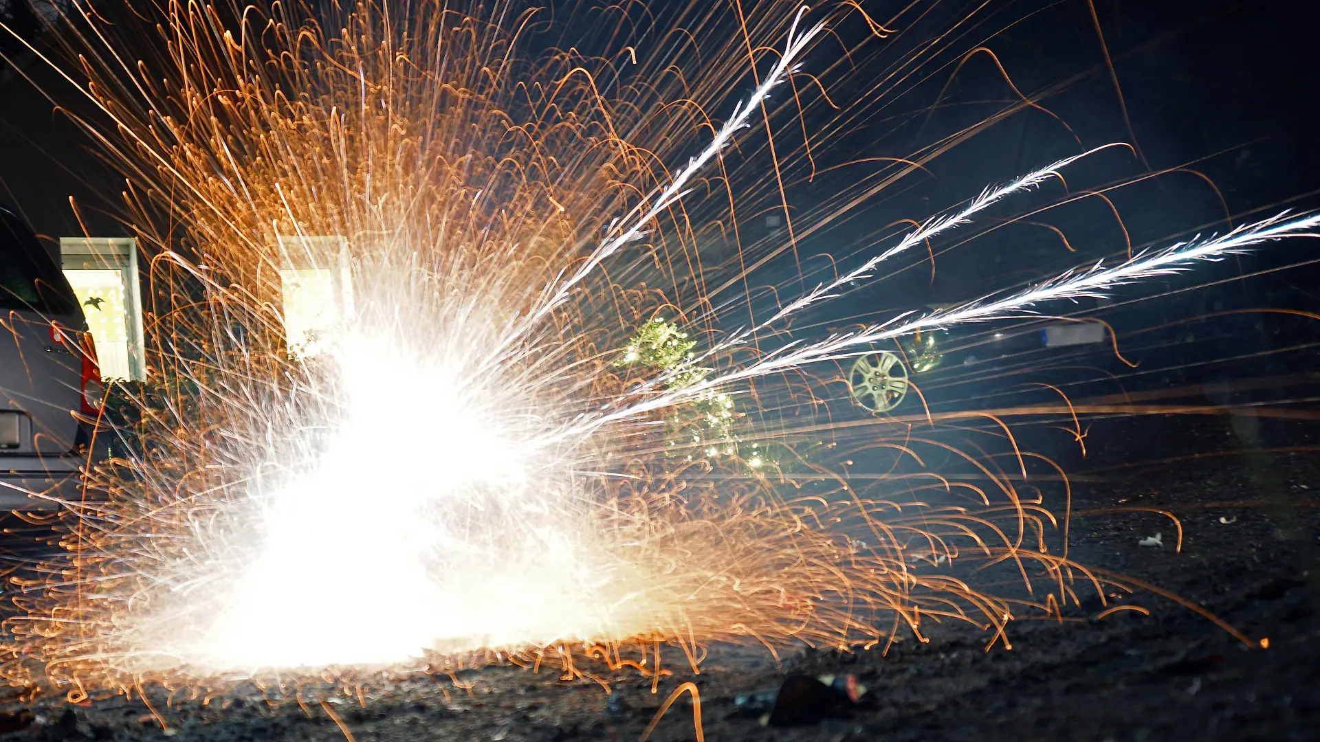  Die Gefahr eines explodierenden Knallkörpers. Feuerwerkskörper explodieren auf dem Boden und offenbaren die große Hitze und Brandgefahr. *** The danger of exploding firecrackers Firecrackers explode on the ground, revealing the great heat and fire danger