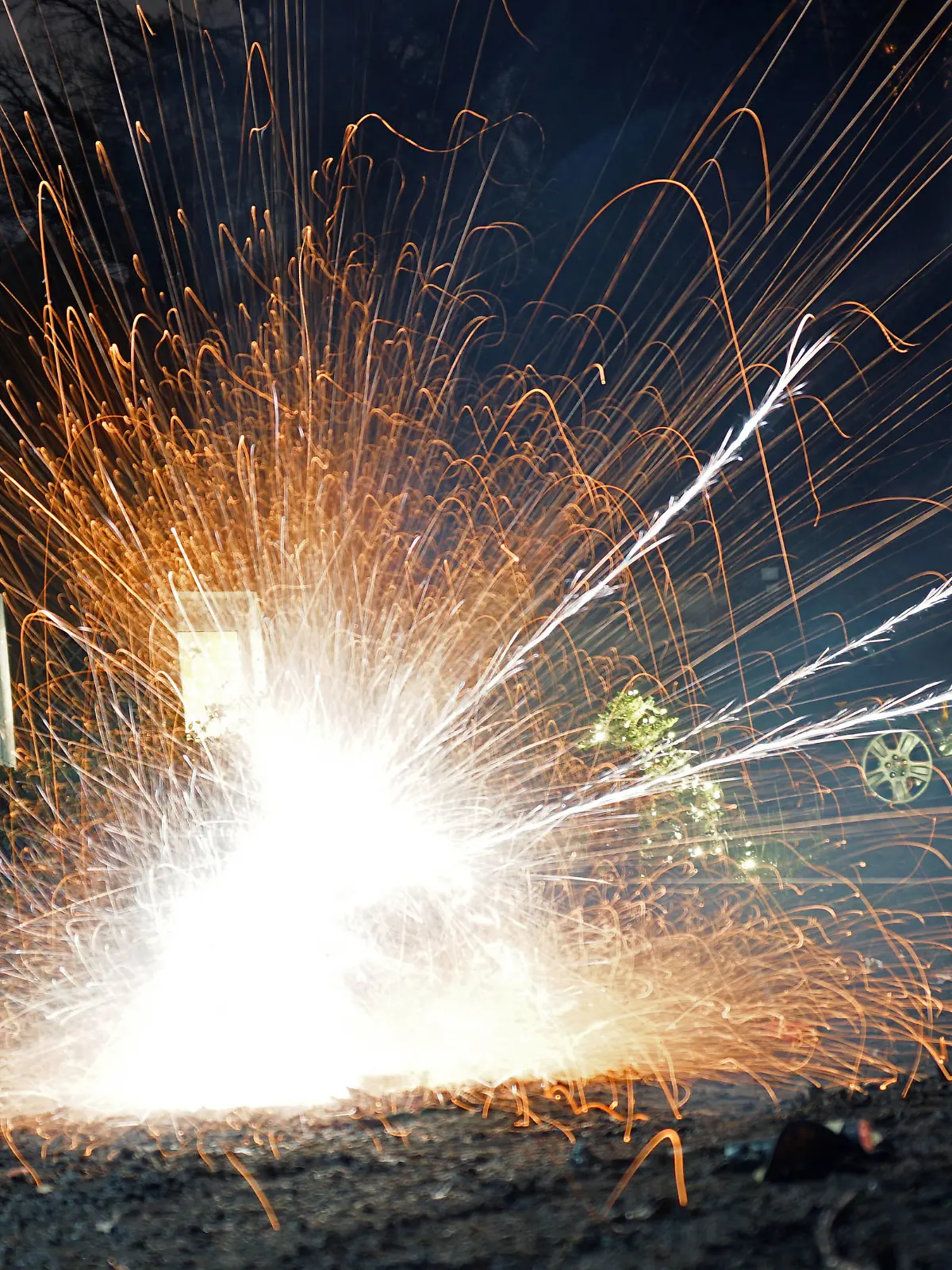  Die Gefahr eines explodierenden Knallkörpers. Feuerwerkskörper explodieren auf dem Boden und offenbaren die große Hitze und Brandgefahr. *** The danger of exploding firecrackers Firecrackers explode on the ground, revealing the great heat and fire danger