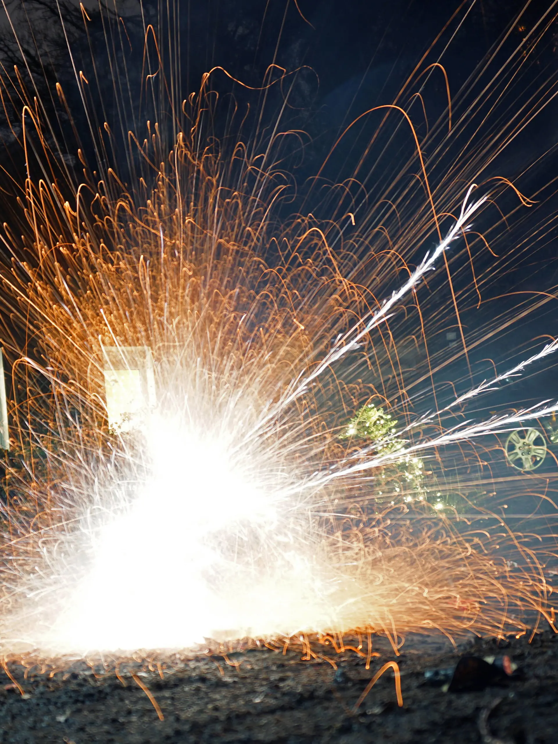  Die Gefahr eines explodierenden Knallkörpers. Feuerwerkskörper explodieren auf dem Boden und offenbaren die große Hitze und Brandgefahr. *** The danger of exploding firecrackers Firecrackers explode on the ground, revealing the great heat and fire danger