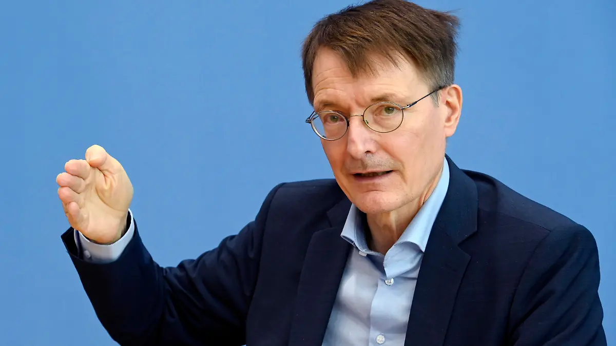News Bilder des Tages Karl Lauterbach bei der Pressekonferenz zur aktuellen Corona-Lage im Haus der Bundespressekonferenz. Berlin, 22.12.2021 *** Karl Lauterbach at the press conference on the current Corona situation in the House of the Federal Press Conference Berlin, 22 12 2021 Foto:xF.xKernx/xFuturexImage