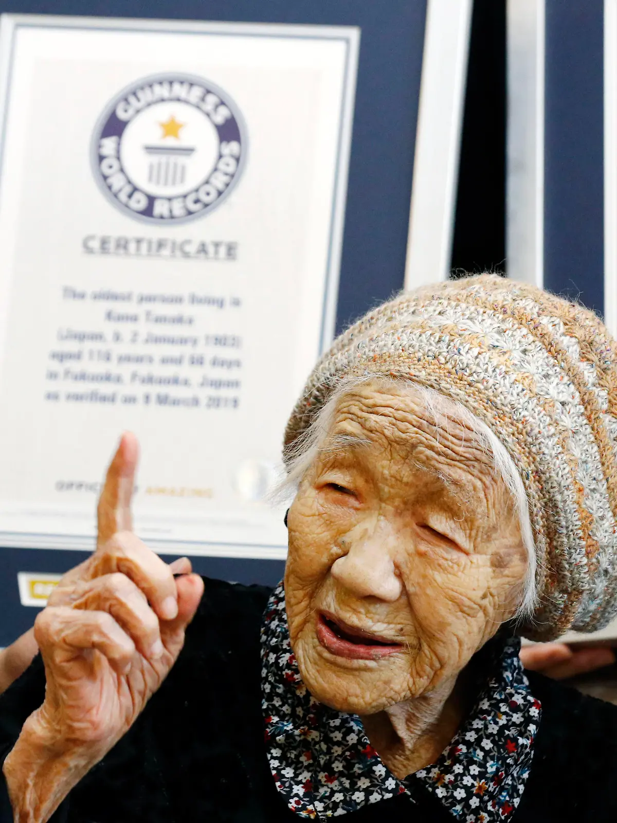 dpatopbilder - 09.03.2019, Japan, Fukuoka: Kane Tanaka, eine 116-jährige Japanerin, hebt in einem Pflegeheim ihr Zeigefinger hoch, nachdem sie ihr Zertifikat vom Guiness-Buch der Rekorde erhalten hat. Tanaka trägt derzeit den Titel als ältester Menschen der Welt. Foto: Takuto Kaneko/Kyodo News/dpa +++ dpa-Bildfunk +++