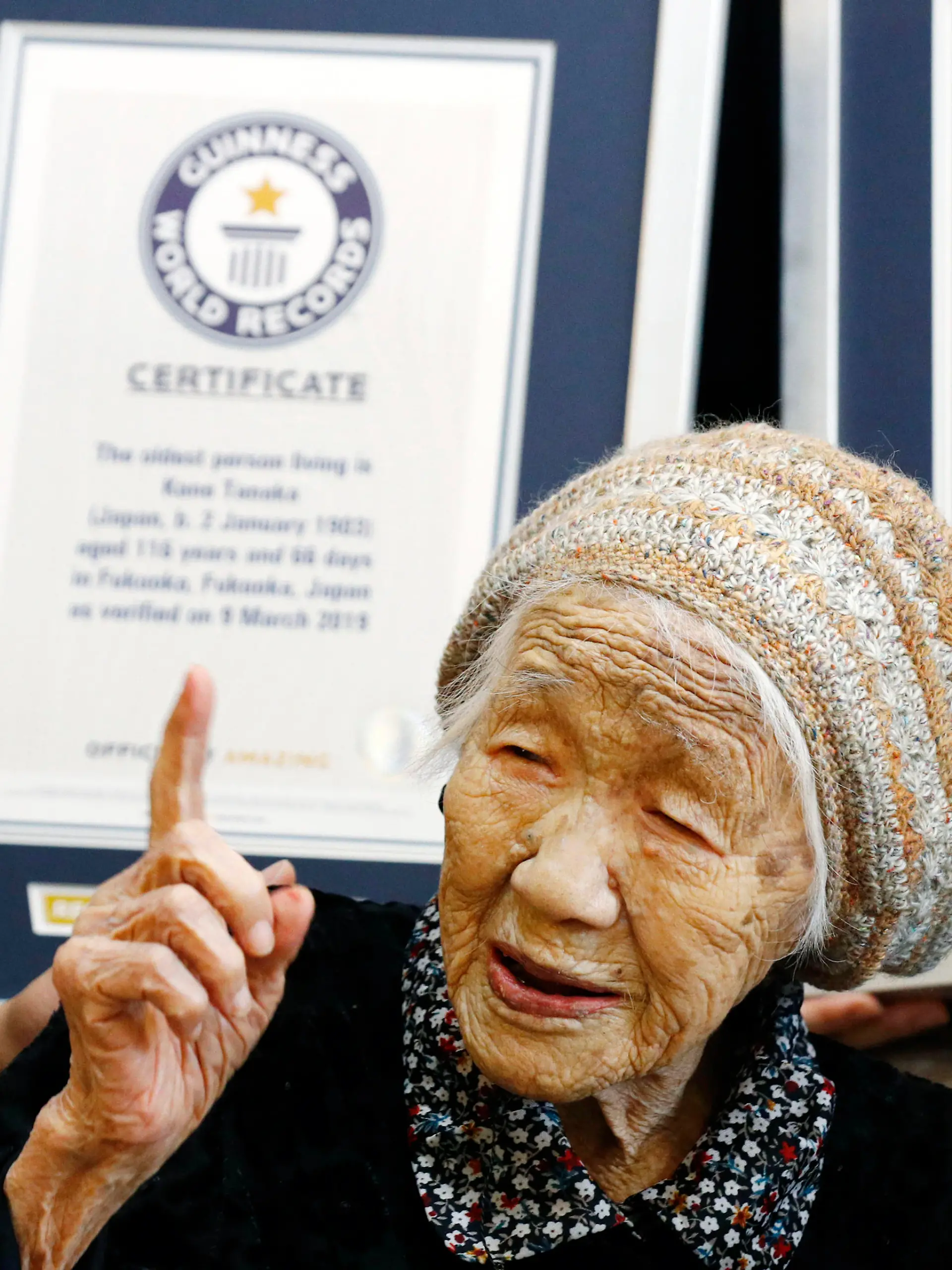 dpatopbilder - 09.03.2019, Japan, Fukuoka: Kane Tanaka, eine 116-jährige Japanerin, hebt in einem Pflegeheim ihr Zeigefinger hoch, nachdem sie ihr Zertifikat vom Guiness-Buch der Rekorde erhalten hat. Tanaka trägt derzeit den Titel als ältester Menschen der Welt. Foto: Takuto Kaneko/Kyodo News/dpa +++ dpa-Bildfunk +++