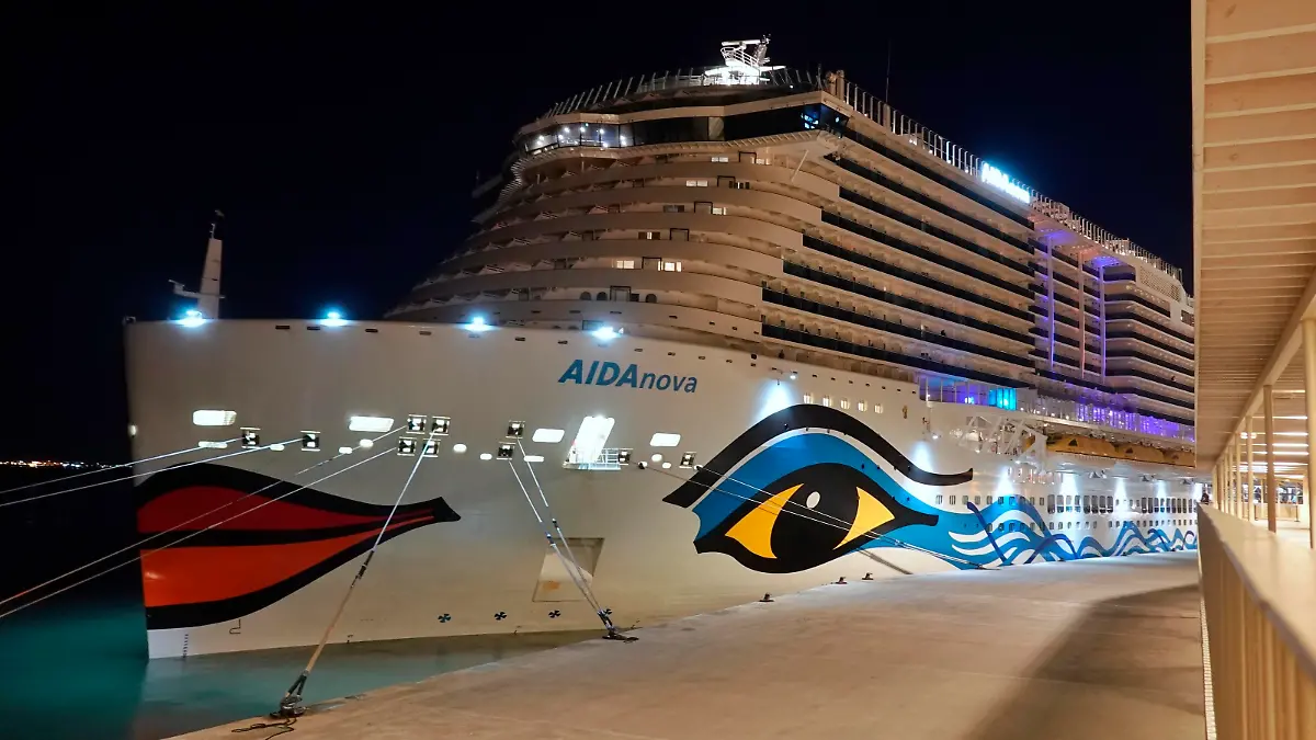 Das Kreuzfahrtschiff AIDAnova liegt am Silvesterabend im Kreuzfahrtterminal der portugiesischen Hauptstadt. Das Schiff sollte am 30.12.2021 von Lissabon aus in Richtung Madeira und Kanarische Inseln starten.