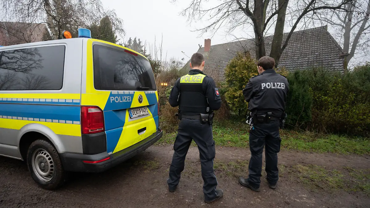 dpatopbilder - 29.12.2021, Niedersachsen, Fischerhude: Polizisten stehen vor einem Haus, in dem am Vorabend zwei Tote aufgefunden wurden. Die Polizei ermittelt nach dem Fund der Leichen in Fischerhude nahe Bremen weiter zu den Hintergründen. Foto: Julian Stratenschulte/dpa +++ dpa-Bildfunk +++