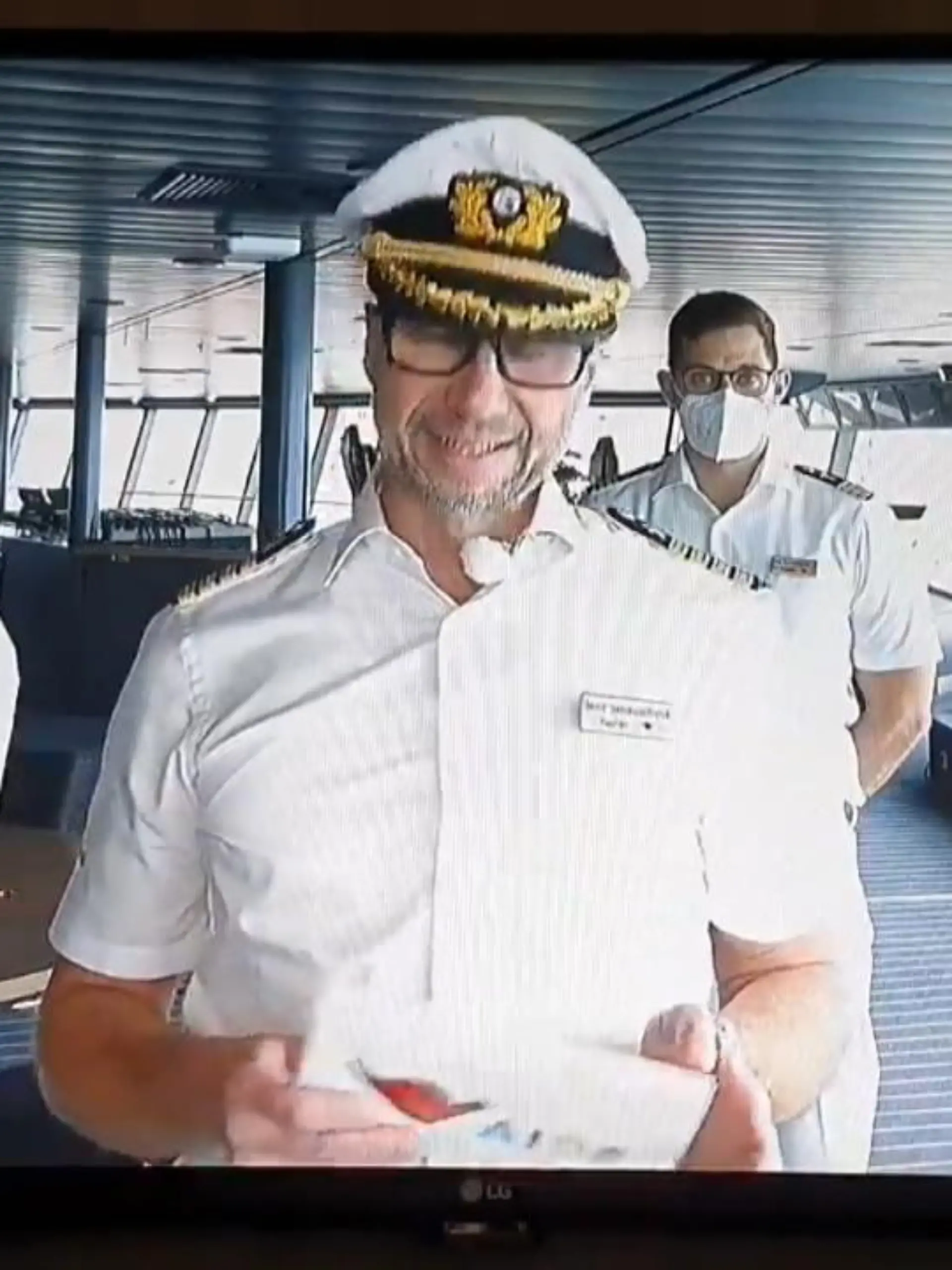 Die Aida Nova kann nicht wie geplant weiter reisen. Der Kapitän Jens Janauscheck wendet sich mit einer Videobotschaft an die Reisenden.