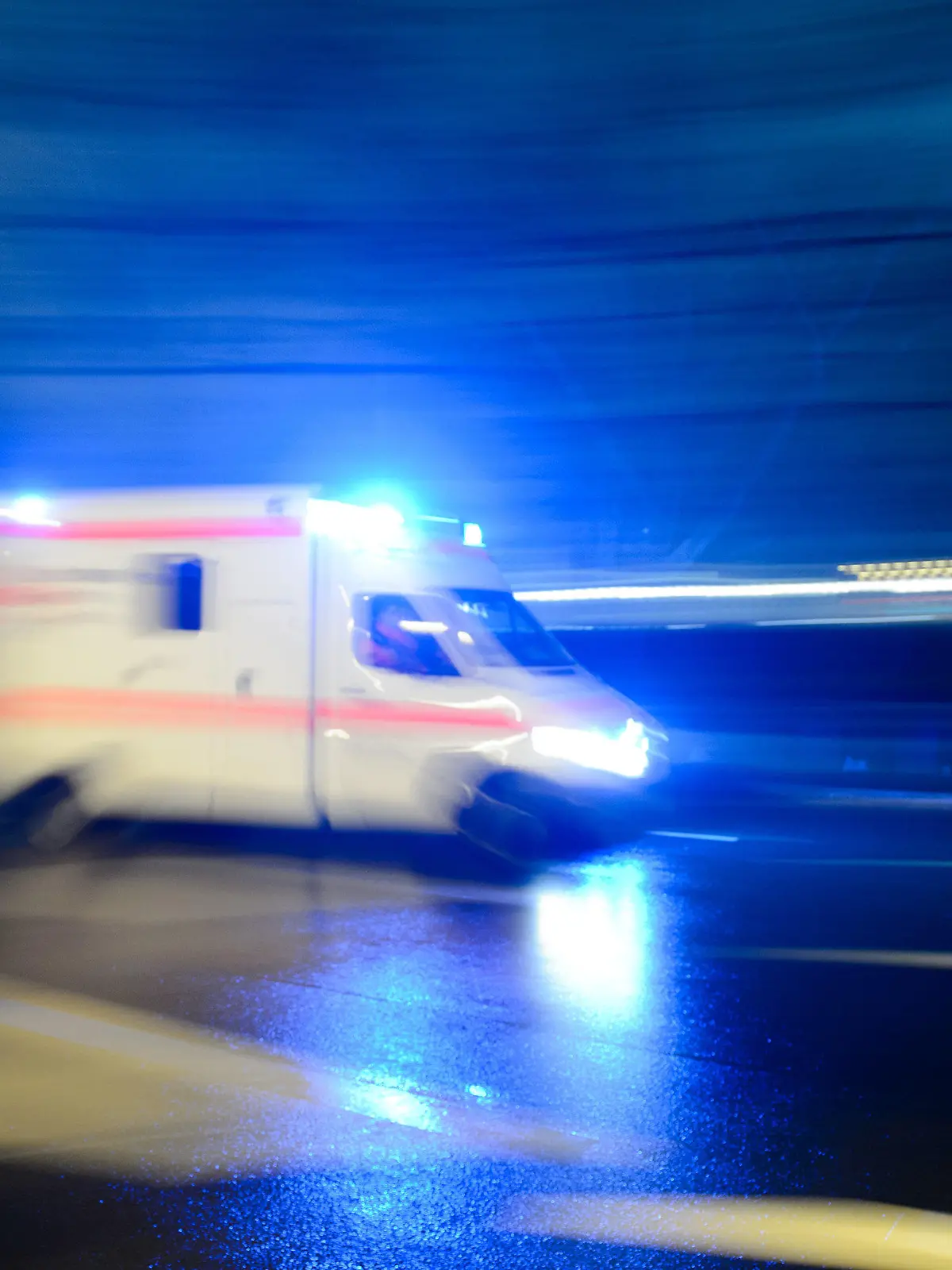 Ein Rettungswagen mit Blaulicht fährt durch eine Straße. Foto: Lukas Schulze/Archiv Foto: Lukas Schulze/dpa +++(c) dpa - Bildfunk+++