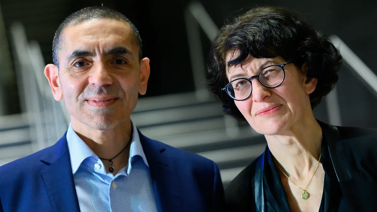 ARCHIV - 18.03.2021, Berlin: Ugur Sahin und Özlem Türeci, die Gründer des Mainzer Corona-Impfstoff-Entwicklers Biontech, stehen am Ende einer im Internet übertragenen Preisverleihung des Axel Springer Awards an das Forscherehepaar zusammen. (zu dpa: «Hessen forscht 2021: Corona, Urzeit-Fliege und extremes Wetter») Foto: Bernd von Jutrczenka/dpa-Pool/dpa +++ dpa-Bildfunk +++