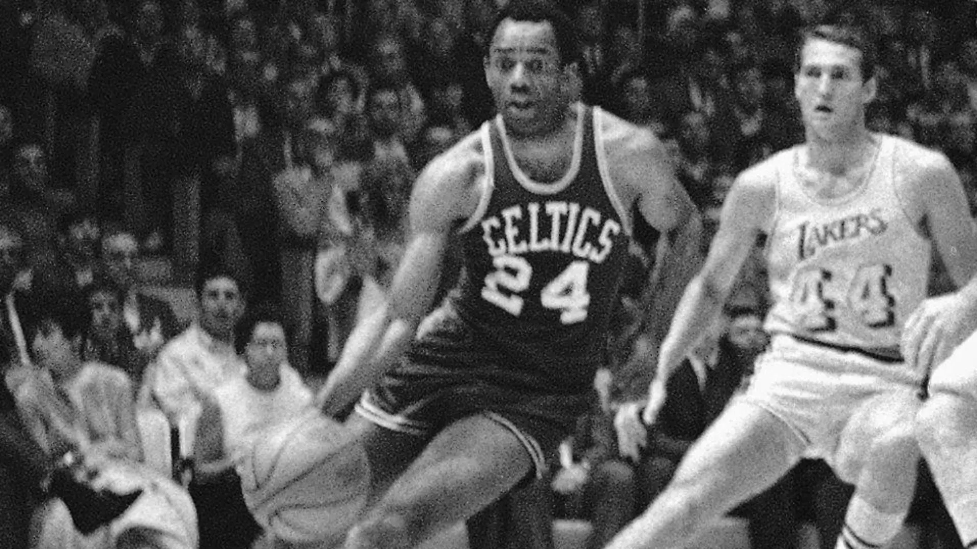 ARCHIV - 02.05.1968, USA, Los Angeles: Bostons Sam Jones (l) zieht an Jerry West (44) von den Lakers vorbei und läuft an der Grundlinie entlang zum Korb im NBA-Playoff-Spiel der beiden Teams. Rechts stehen Darrall Imhoff von den Lakers und Bill Russell von den Celtics. Die amerikanische Basketball-Legende Sam Jones ist tot. Das Mitglied der Ruhmeshalle sei im Alter von 88 Jahren am Donnerstagabend gestorben, teilte ein Sprecher seines früheren Teams Boston Celtics der Nachrichtenagentur AP und weiteren US-Medien am Freitag mit. Foto: Hf/AP/dpa +++ dpa-Bildfunk +++