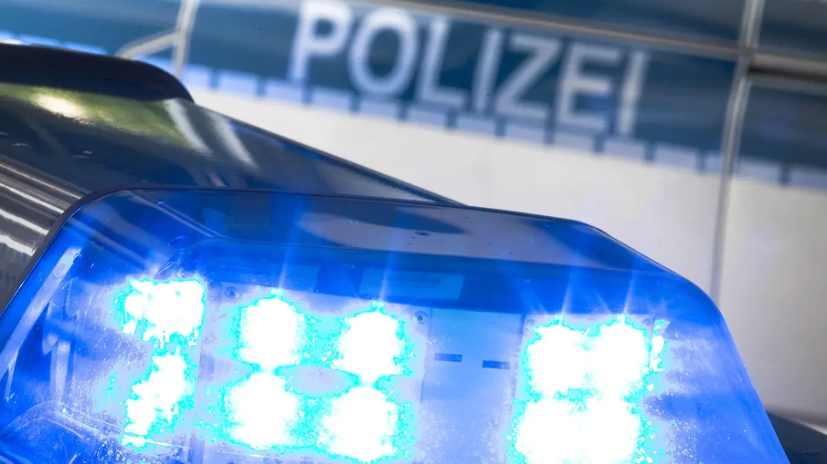 ARCHIV - ILLUSTRATION - Ein Blaulicht leuchtet am 27.07.2015 in Osnabrück (Niedersachsen) auf dem Dach eines Polizeiwagens. (zu dpa «Kuriose Kriminalfälle - Einbrecher in der Technik-Falle» vom 16.12.2017) Foto: Friso Gentsch/dpa +++(c) dpa - Bildfunk+++