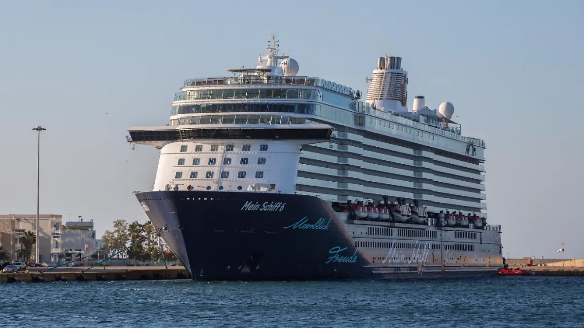 Das Kreuzfahrtschiff «Mein Schiff 6» mit mehreren Corona-Infizierten an Bord hat am frühen Dienstagmorgen in der griechischen Hafenstadt Piräus angelegt. Alle Reisenden und Crewmitglieder sollen einen Coronavirus-Test machen. Die ersten Schnelltests seien negativ gewesen, berichtete das Staatsfernsehen. Die 922 Urlauber und die die 666 Besatzungsmitglieder müssten bis auf Weiteres an Bord bleiben.