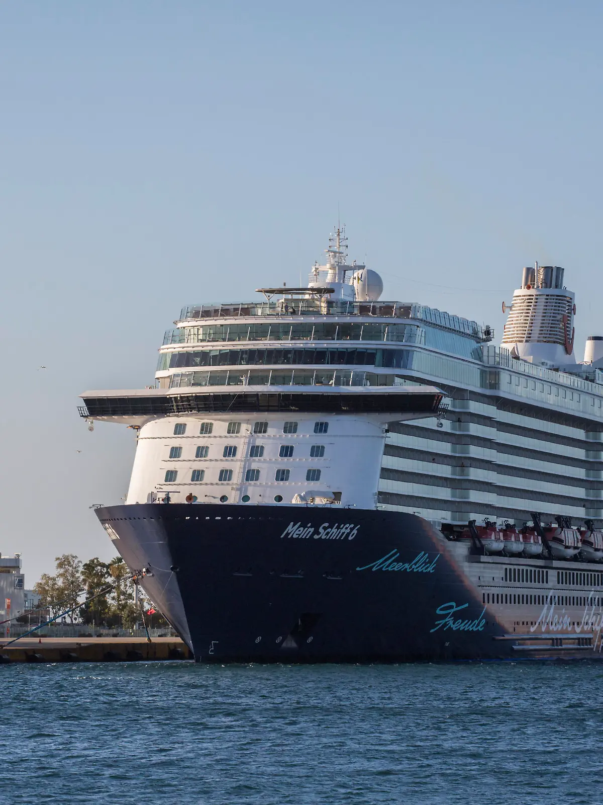 Das Kreuzfahrtschiff «Mein Schiff 6» mit mehreren Corona-Infizierten an Bord hat am frühen Dienstagmorgen in der griechischen Hafenstadt Piräus angelegt. Alle Reisenden und Crewmitglieder sollen einen Coronavirus-Test machen. Die ersten Schnelltests seien negativ gewesen, berichtete das Staatsfernsehen. Die 922 Urlauber und die die 666 Besatzungsmitglieder müssten bis auf Weiteres an Bord bleiben.