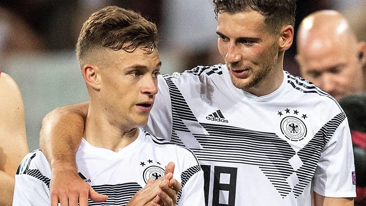 ARCHIV - 11.06.2019, Rheinland-Pfalz, Mainz: Fußball: EM-Qualifikation, Deutschland - Estland, Gruppenphase, Gruppe C, 4. Spieltag in der Opel Arena. Deutschlands (l-r), Joshua Kimmich und Leon Goretzka reagieren nach der Partie. (zu dpa: « Kimmich und Goretzka erhalten Ehrenpreis als Fußball Botschafter») Foto: Marius Becker/dpa +++ dpa-Bildfunk +++