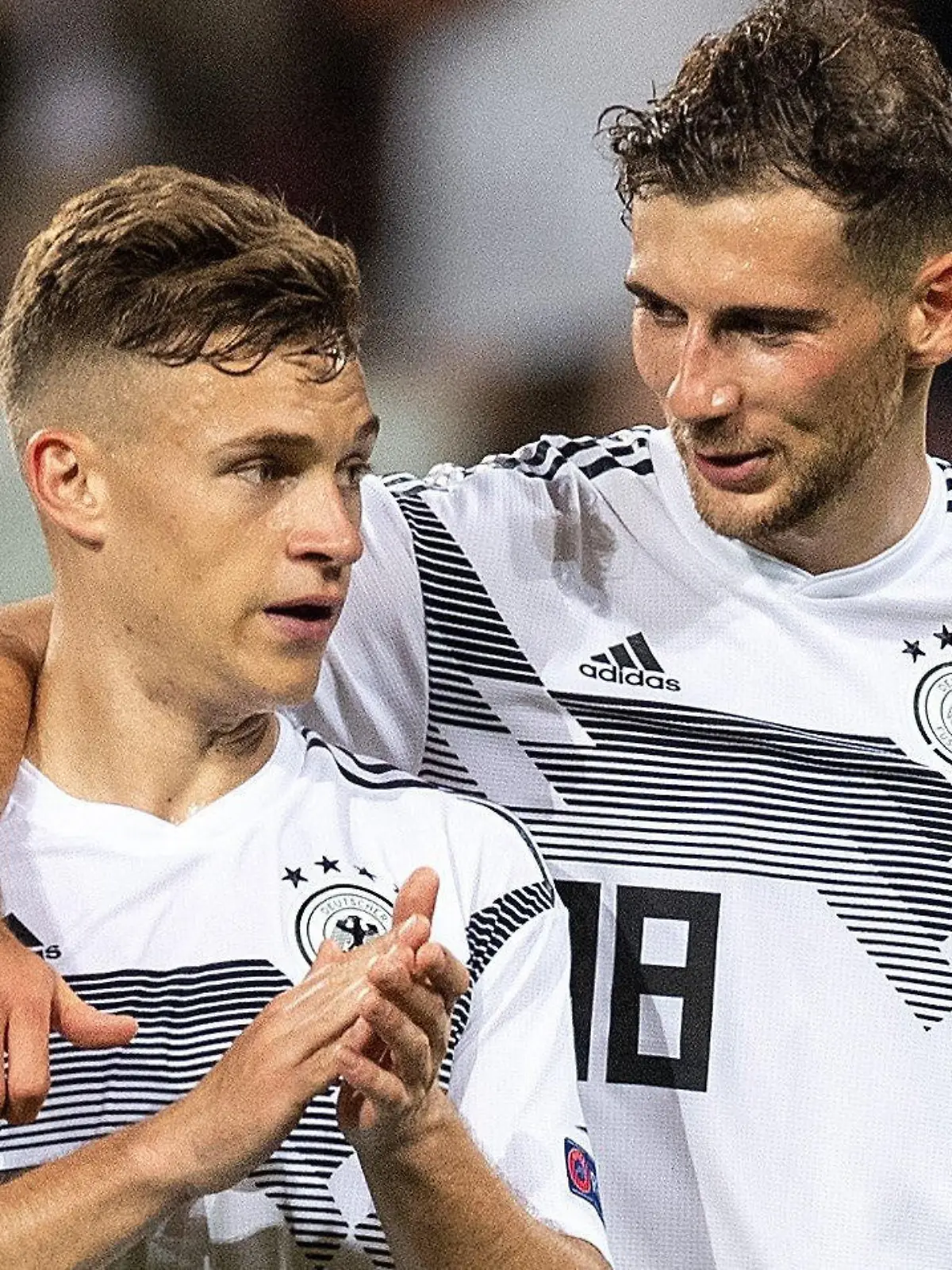 ARCHIV - 11.06.2019, Rheinland-Pfalz, Mainz: Fußball: EM-Qualifikation, Deutschland - Estland, Gruppenphase, Gruppe C, 4. Spieltag in der Opel Arena. Deutschlands (l-r), Joshua Kimmich und Leon Goretzka reagieren nach der Partie. (zu dpa: « Kimmich und Goretzka erhalten Ehrenpreis als Fußball Botschafter») Foto: Marius Becker/dpa +++ dpa-Bildfunk +++