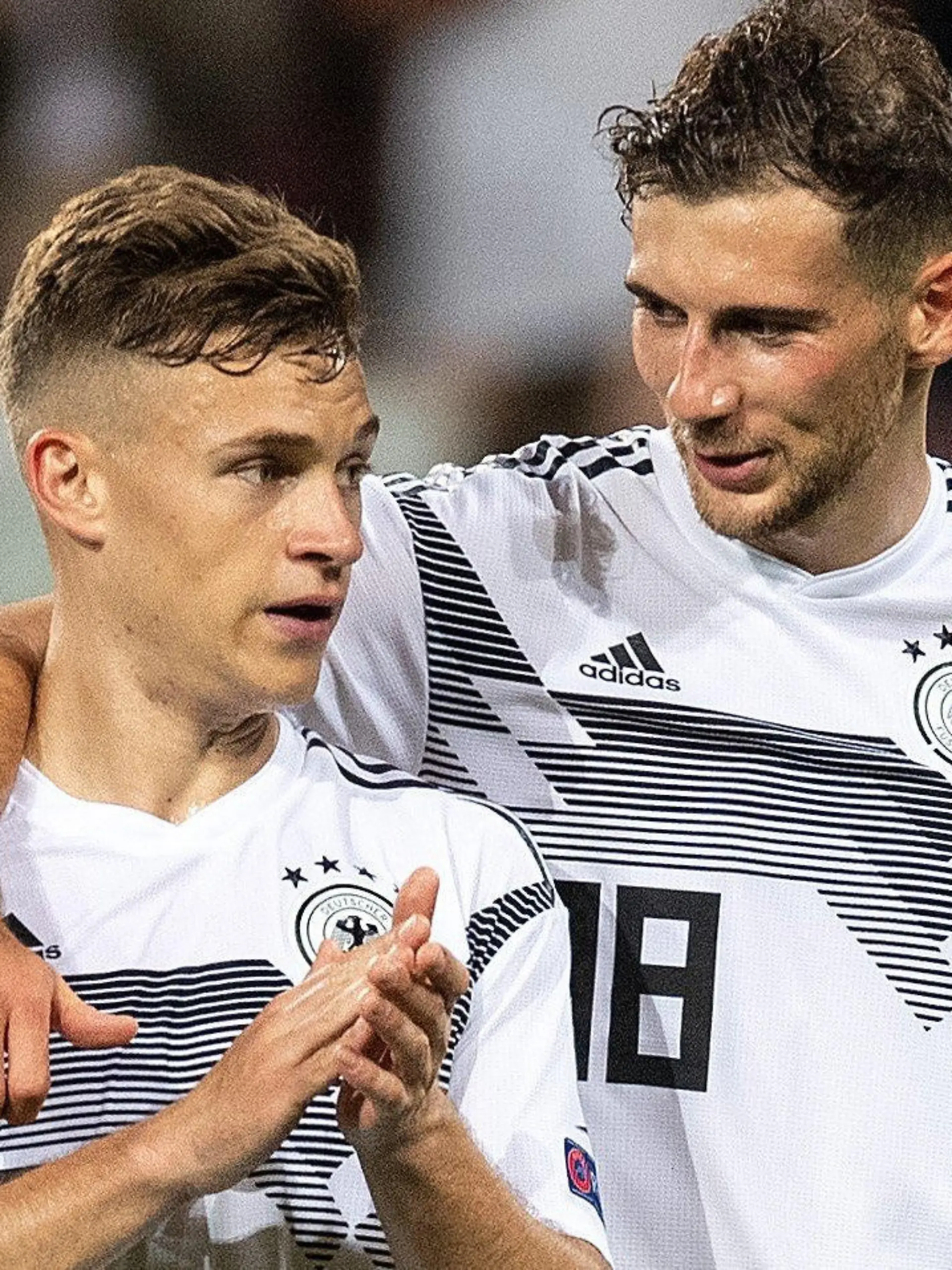 ARCHIV - 11.06.2019, Rheinland-Pfalz, Mainz: Fußball: EM-Qualifikation, Deutschland - Estland, Gruppenphase, Gruppe C, 4. Spieltag in der Opel Arena. Deutschlands (l-r), Joshua Kimmich und Leon Goretzka reagieren nach der Partie. (zu dpa: « Kimmich und Goretzka erhalten Ehrenpreis als Fußball Botschafter») Foto: Marius Becker/dpa +++ dpa-Bildfunk +++