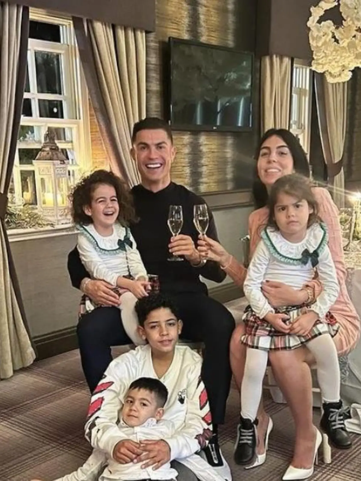 Cristiano Ronaldo, seine Georgina und die Kinder.