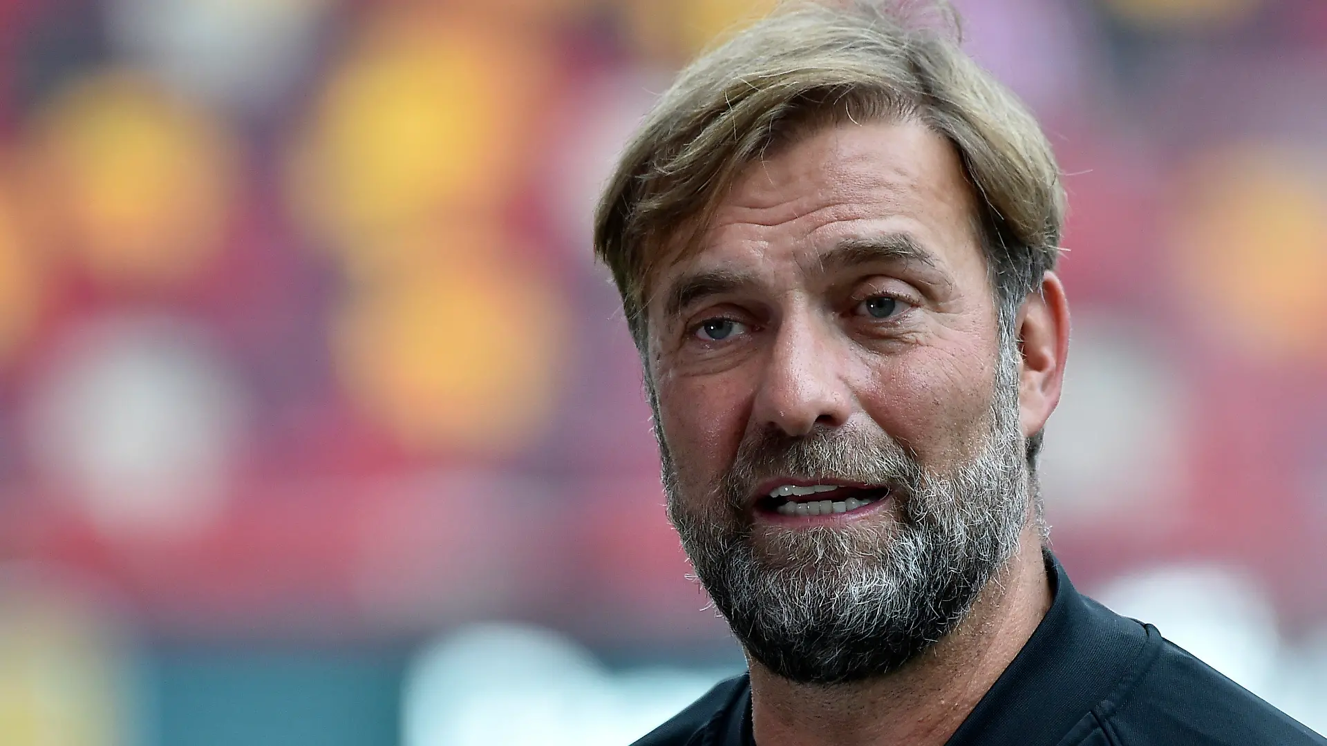 ARCHIV - 25.09.2021, Großbritannien, London: Fußball: Premier League, England, FC Brentford - FC Liverpool, 6. Spieltag im Brentford Community Stadium. Jürgen Klopp, Trainer des FC Liverpool, gibt vor dem Spiel ein Interview. Für Jürgen Klopp ist die Verweigerung einer Corona-Impfung wie Alkohol am Steuer. (zu dpa: «Klopp: Impfung ist keine Freiheitsbeschränkung») Foto: Rui Vieira/AP/dpa +++ dpa-Bildfunk +++