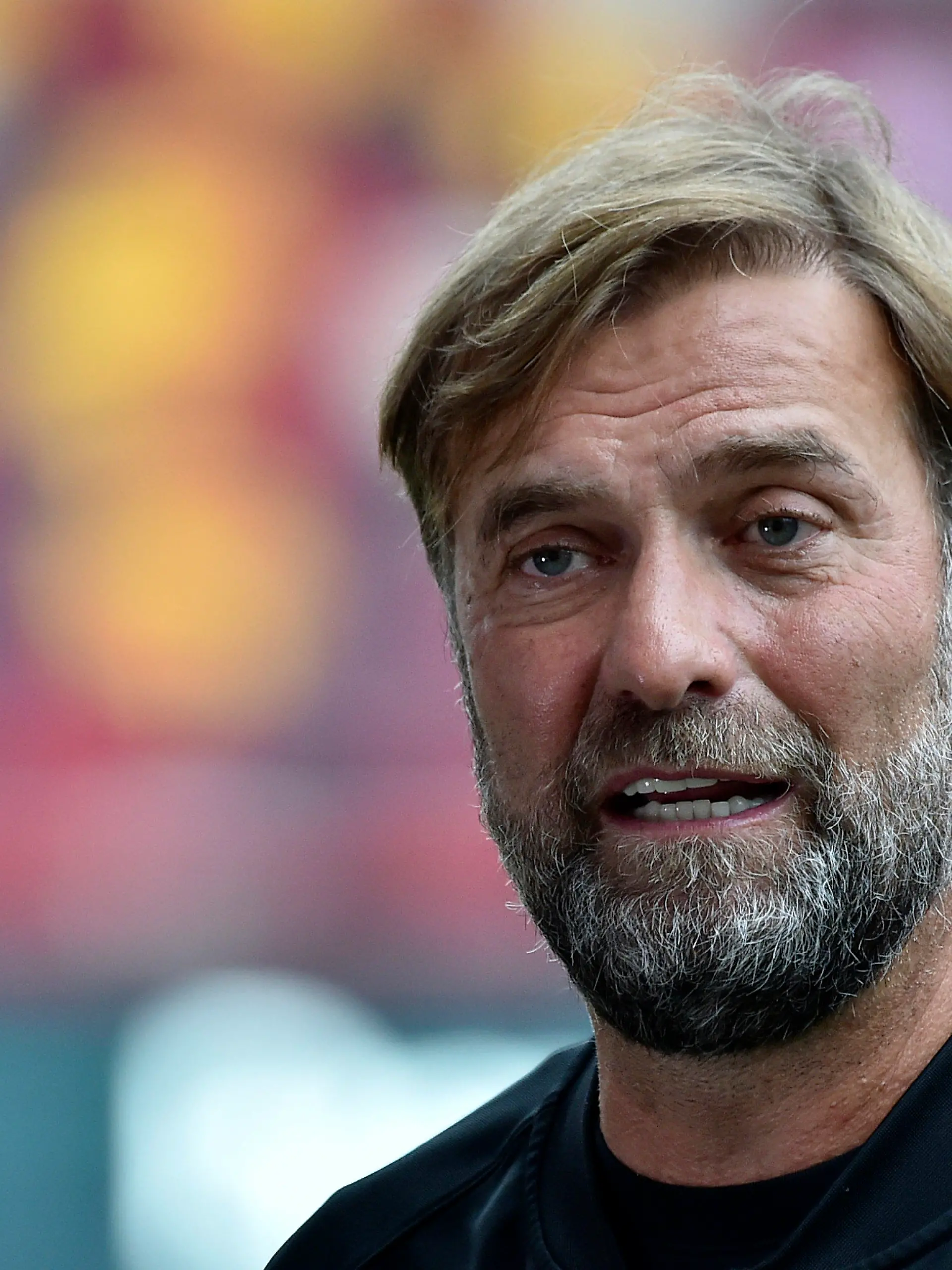 ARCHIV - 25.09.2021, Großbritannien, London: Fußball: Premier League, England, FC Brentford - FC Liverpool, 6. Spieltag im Brentford Community Stadium. Jürgen Klopp, Trainer des FC Liverpool, gibt vor dem Spiel ein Interview. Für Jürgen Klopp ist die Verweigerung einer Corona-Impfung wie Alkohol am Steuer. (zu dpa: «Klopp: Impfung ist keine Freiheitsbeschränkung») Foto: Rui Vieira/AP/dpa +++ dpa-Bildfunk +++